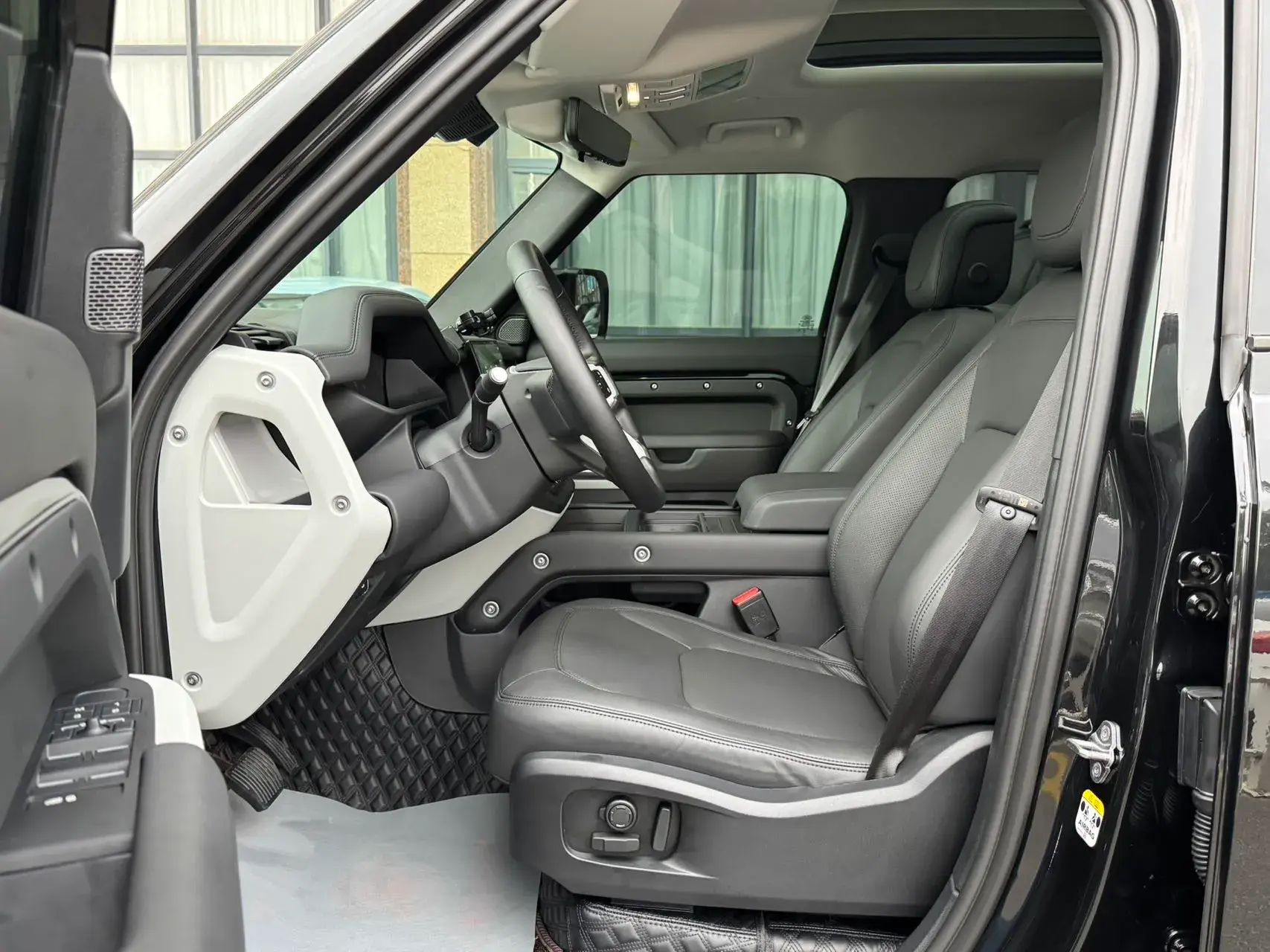 2024 LAND ROVER thumbnail 4