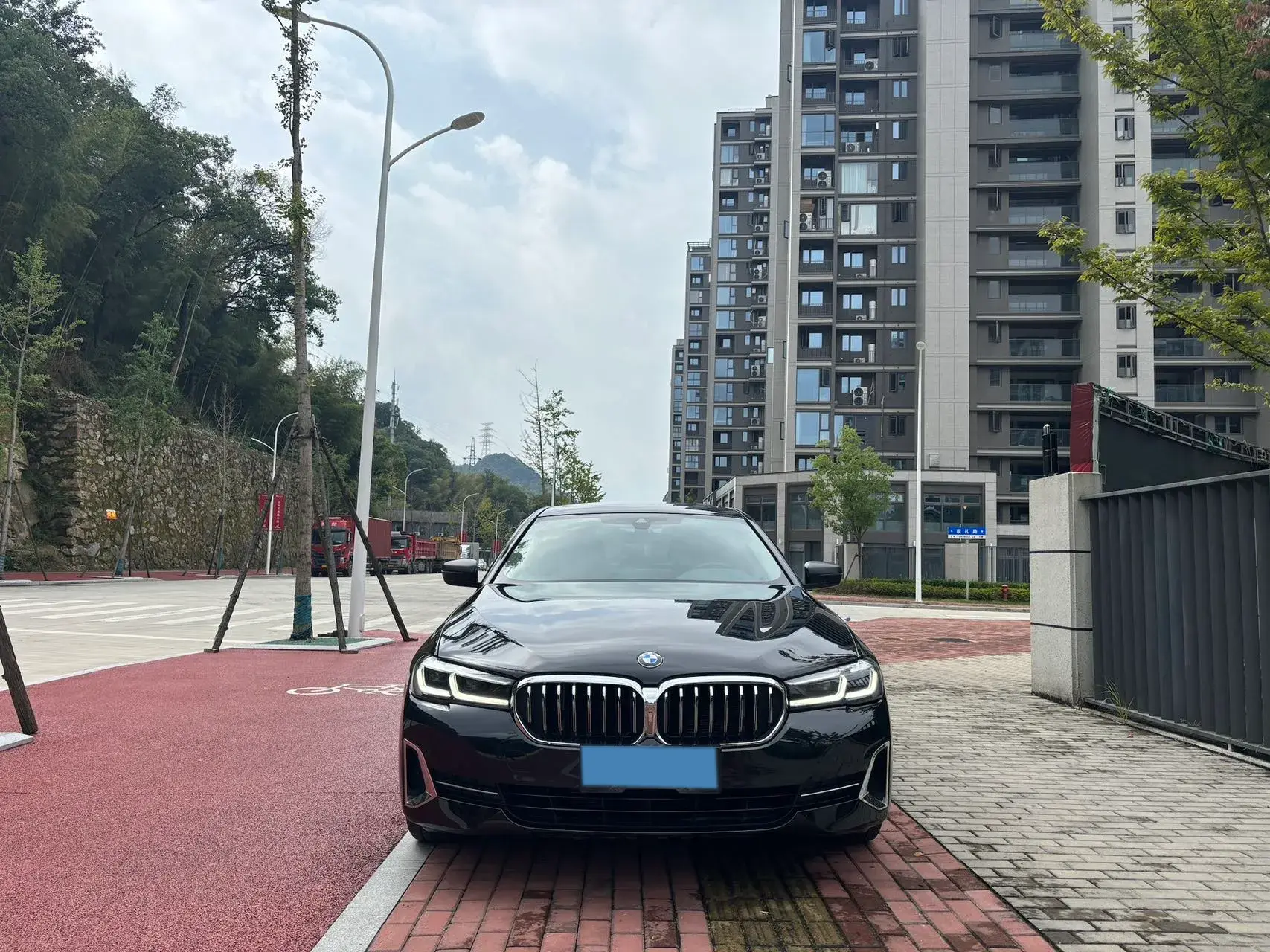 2022 BMW 5 thumbnail 2