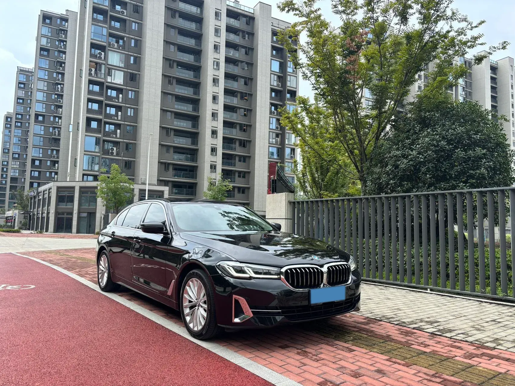 2022 BMW 5 thumbnail 3