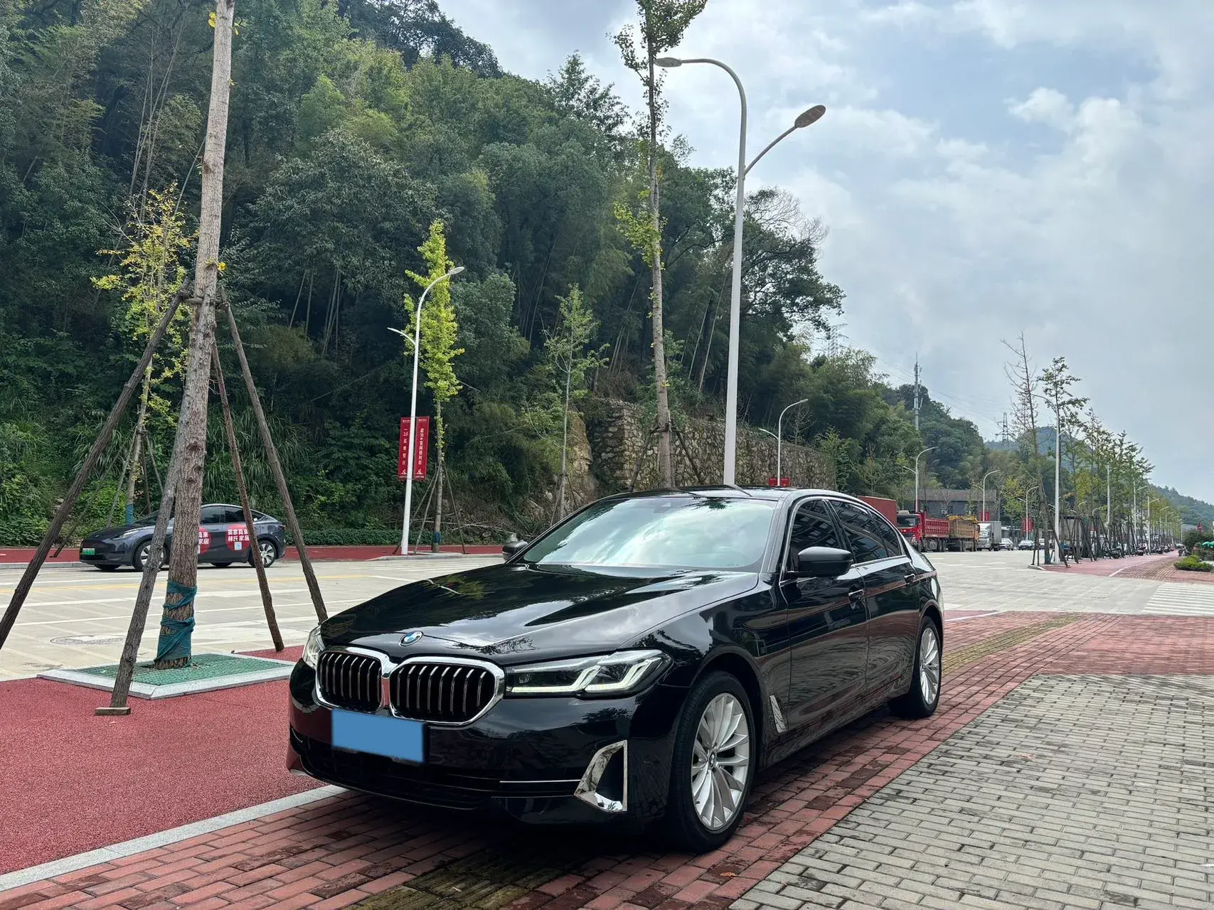 2022 BMW 5 view 1