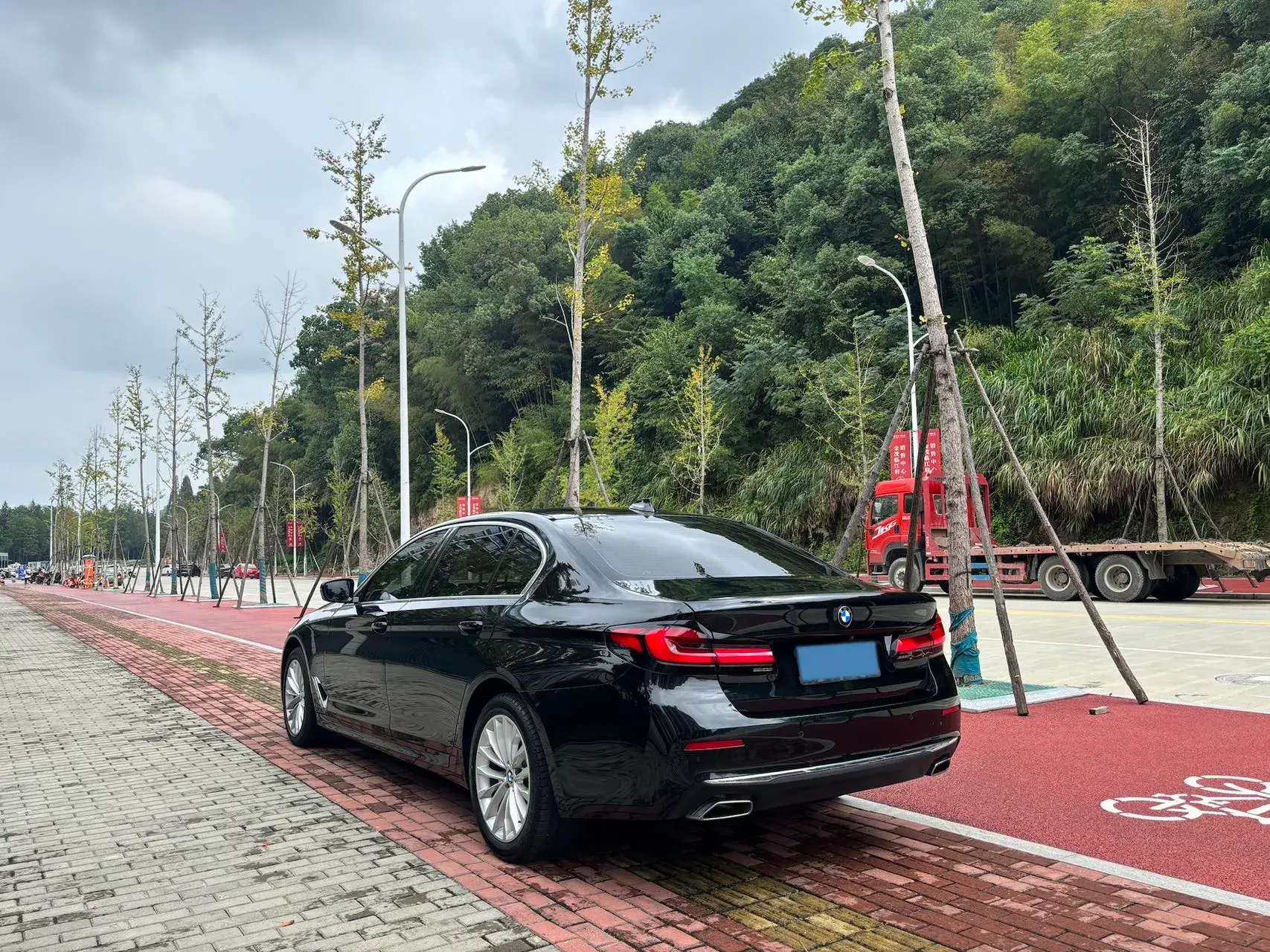 2022 BMW 5 thumbnail 4