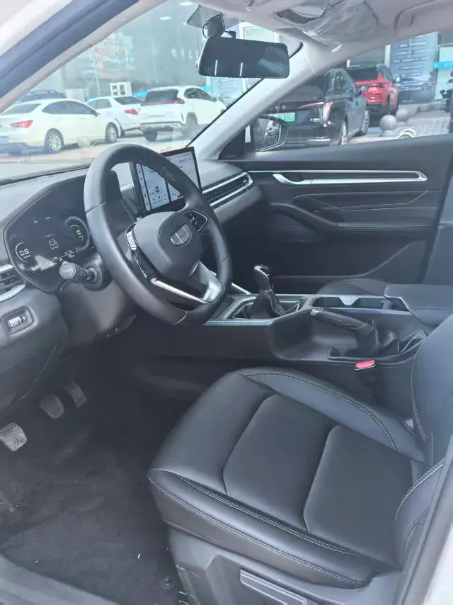 2025 GEELY EMGRAND thumbnail 4