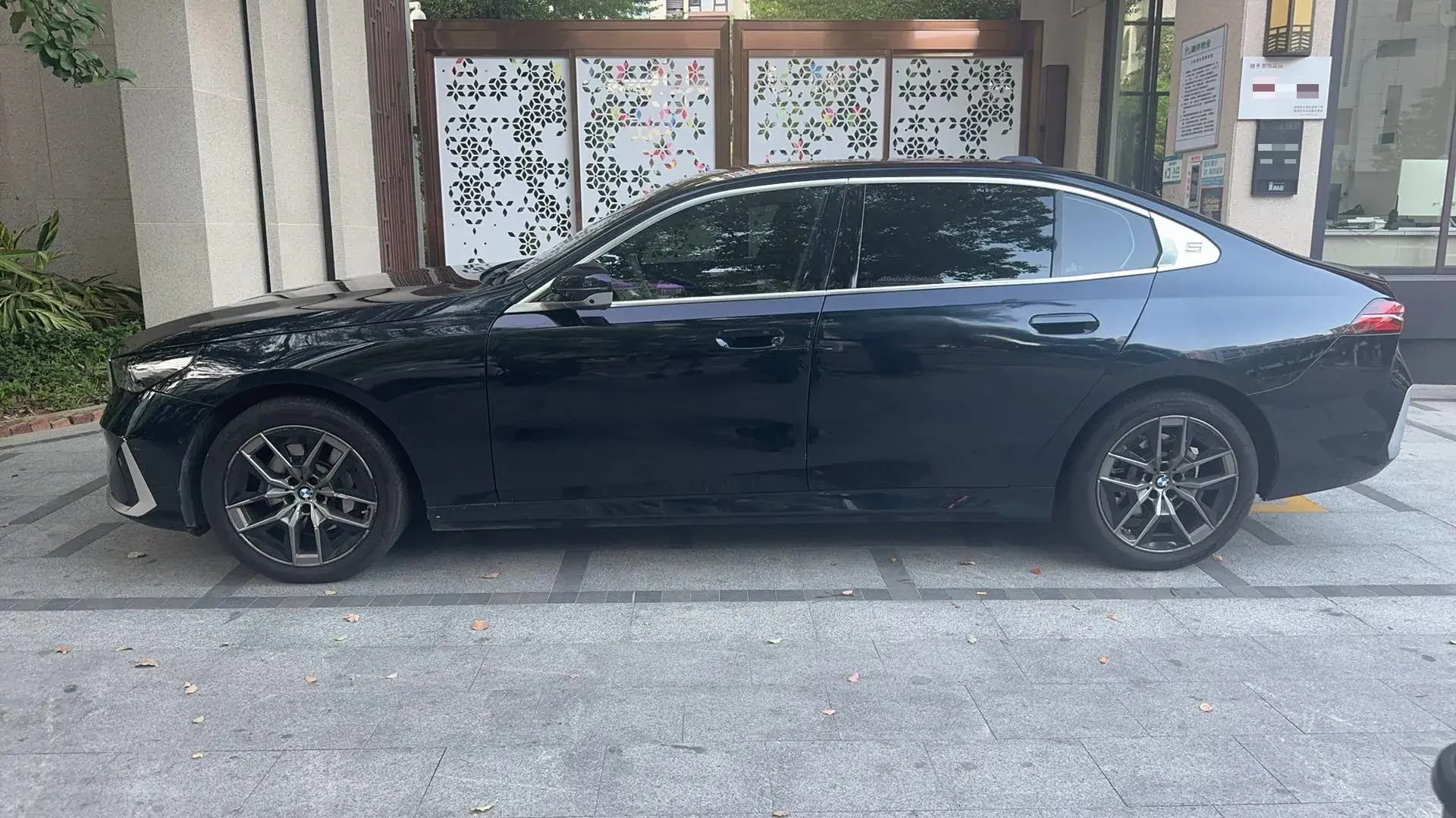 2024 BMW 5 thumbnail 3