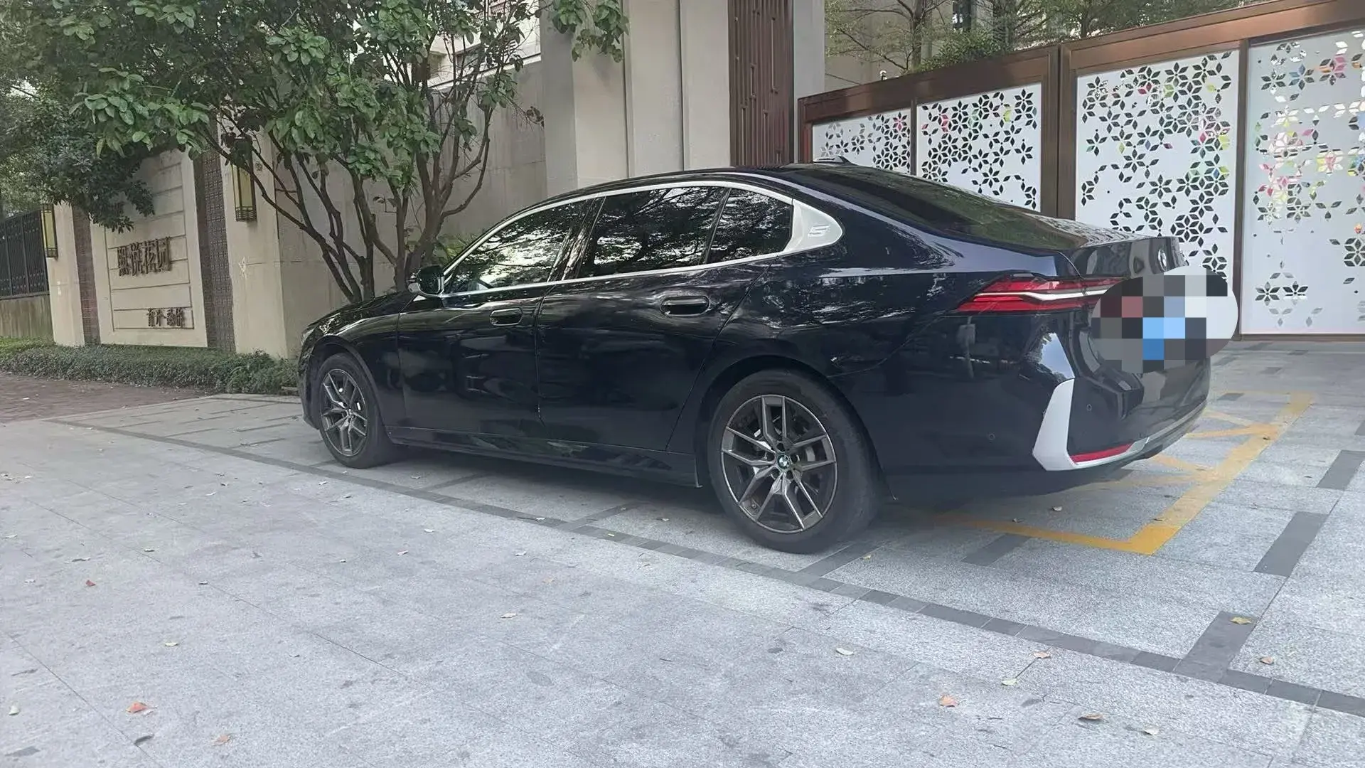 2024 BMW 5 thumbnail 4