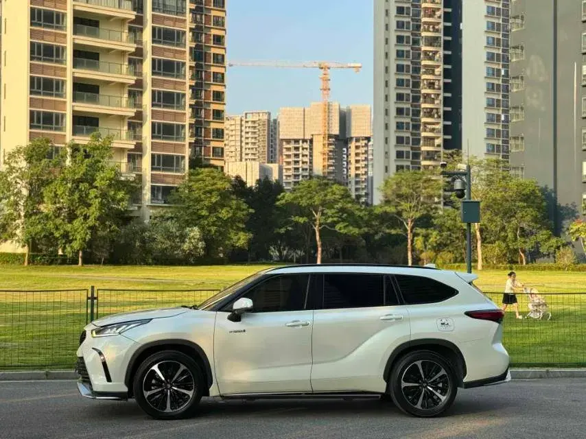 2022 TOYOTA CROWN thumbnail 2