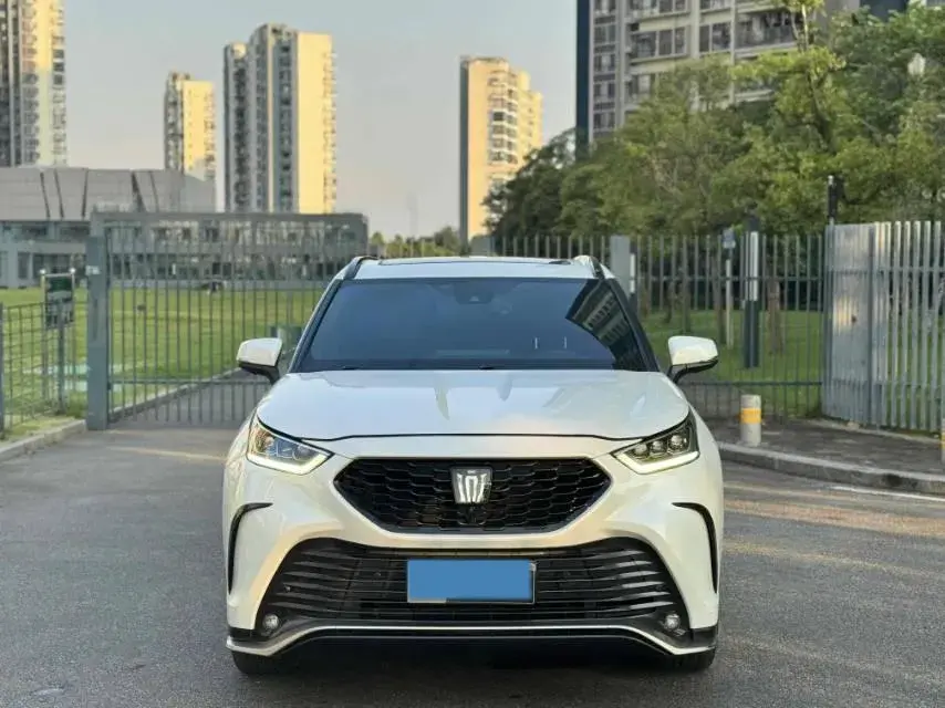 2022 TOYOTA CROWN thumbnail 3