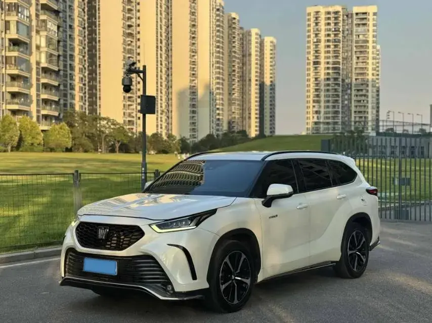 2022 TOYOTA CROWN view 1