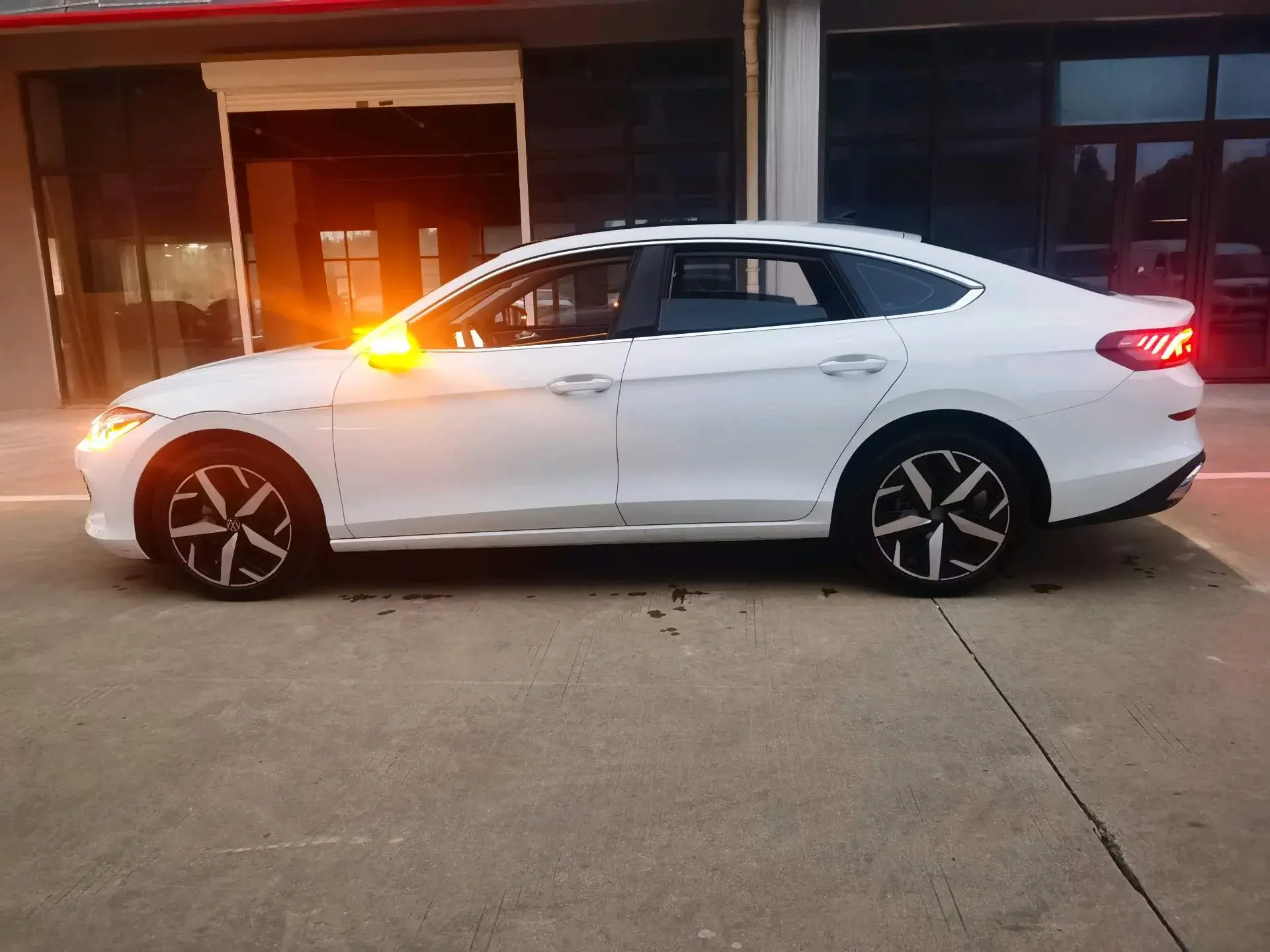 2025 VOLKSWAGEN LAMANDO thumbnail 3