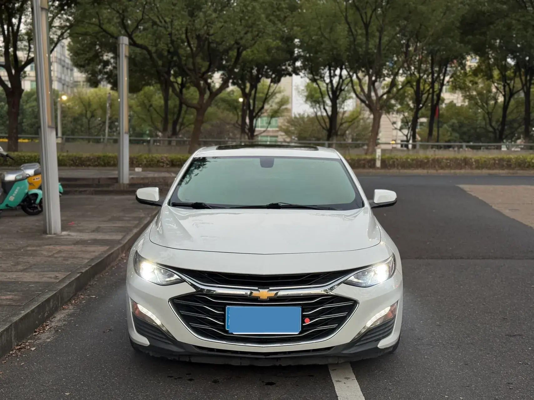 2019 CHEVROLET MALIBU thumbnail 2