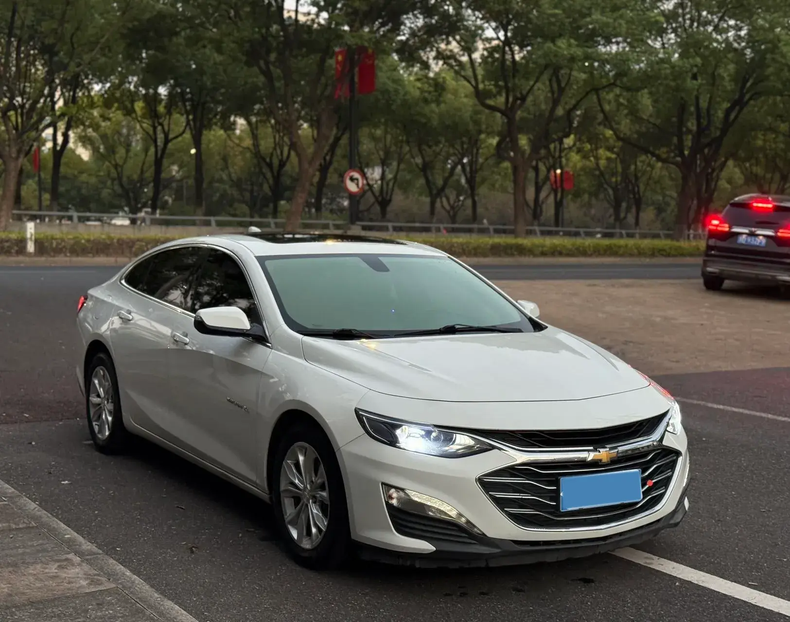 2019 CHEVROLET MALIBU thumbnail 3