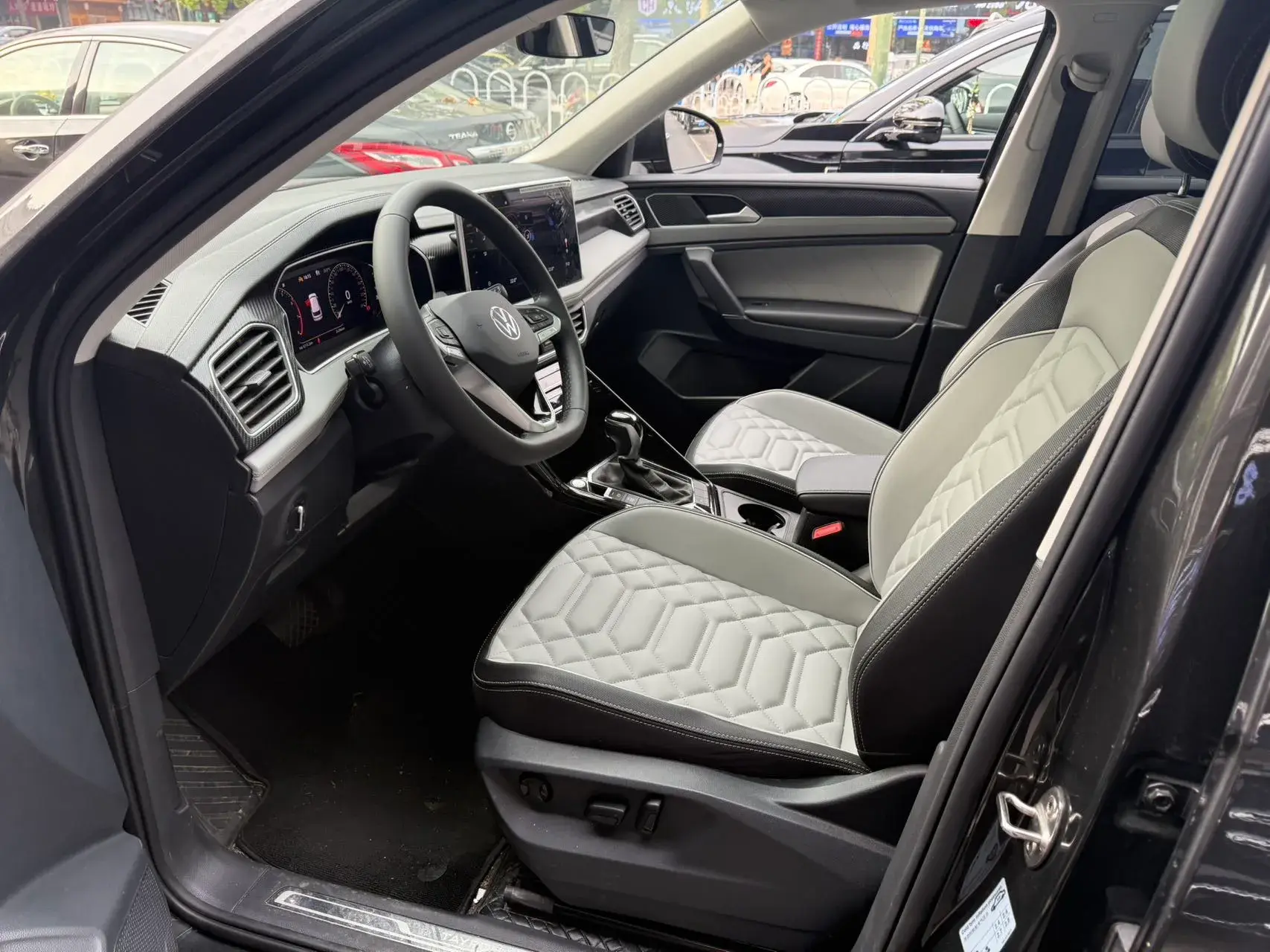 2023 VOLKSWAGEN TAYRON thumbnail 4