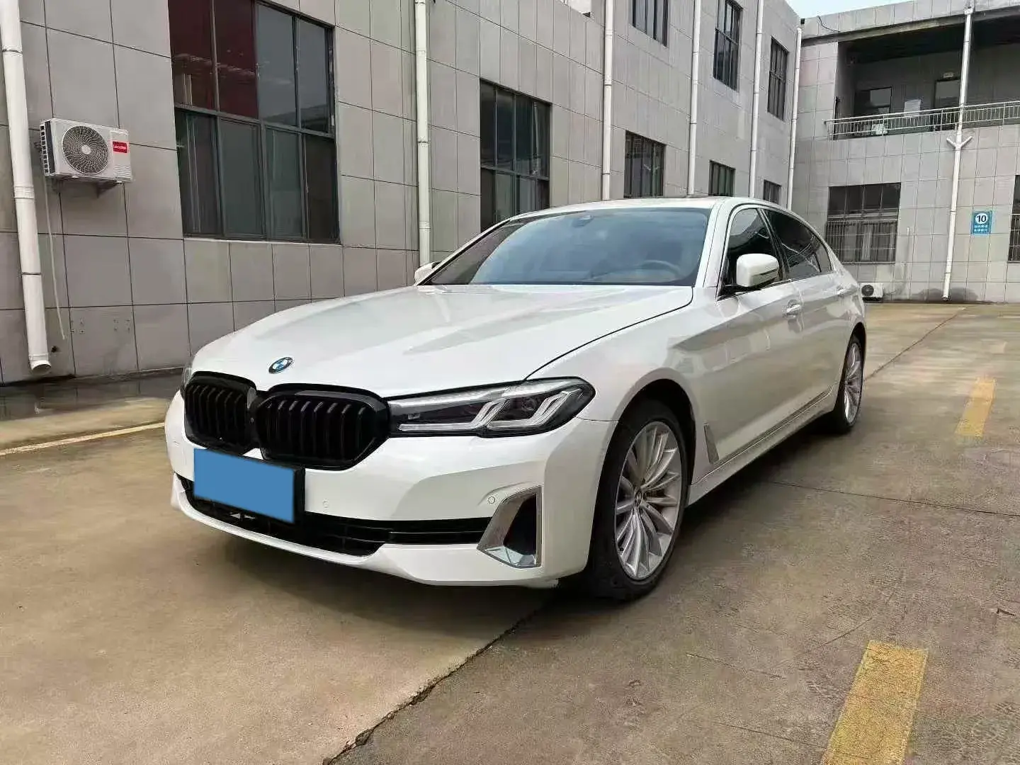 2022 BMW 5 view 1