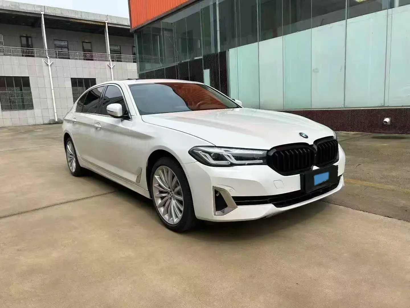 2022 BMW 5 thumbnail 4