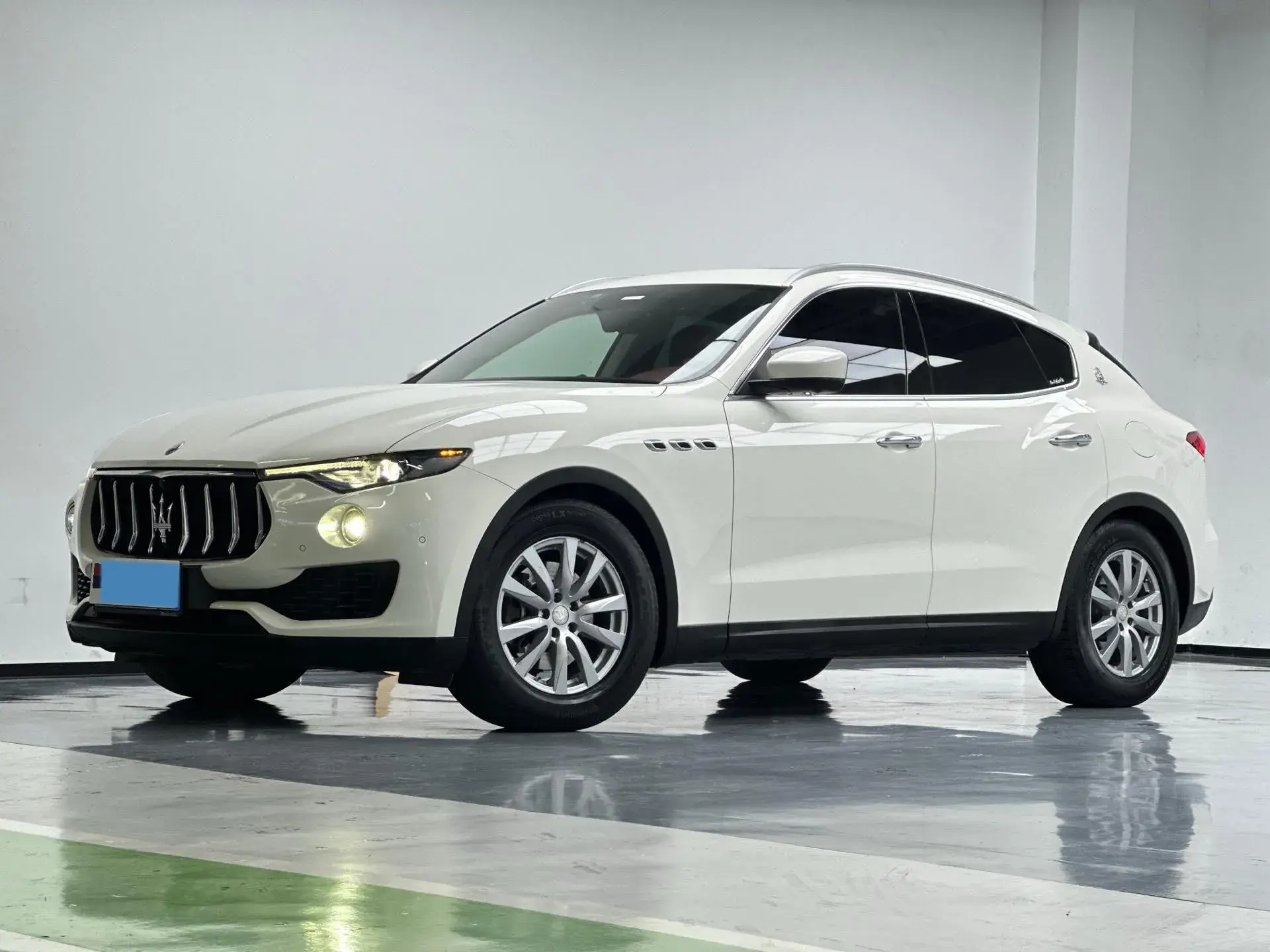 2018 MASERATI LEVANTE view 1