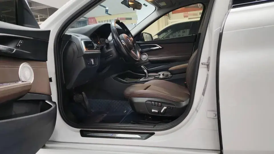 2023 BMW 1 thumbnail 4