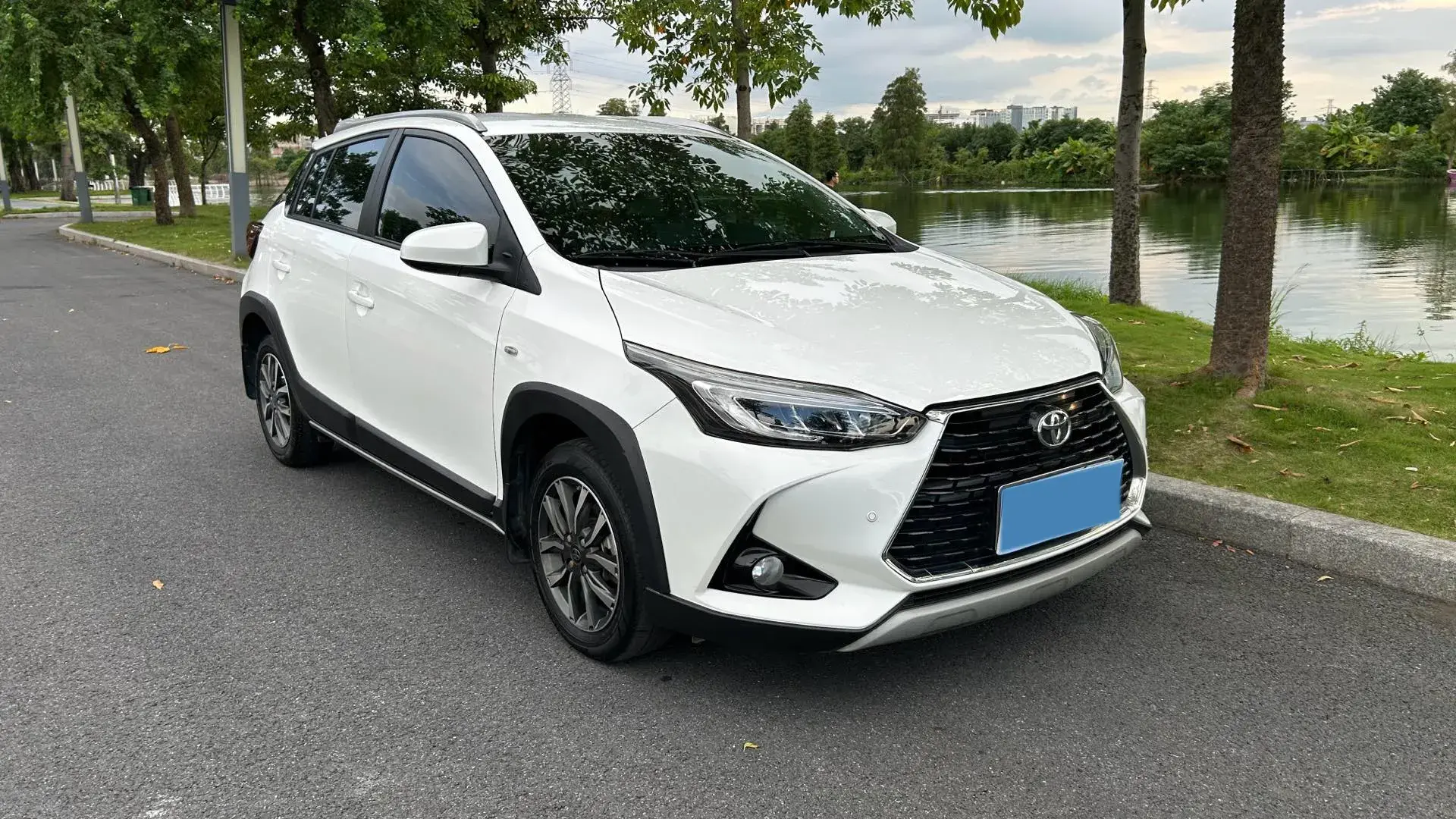 2021 TOYOTA YARIS thumbnail 3