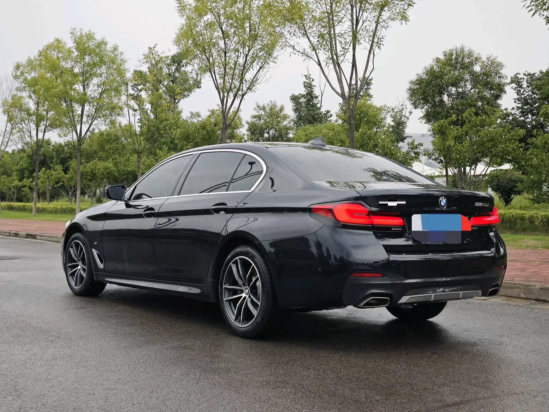 2022 BMW 5 thumbnail 2