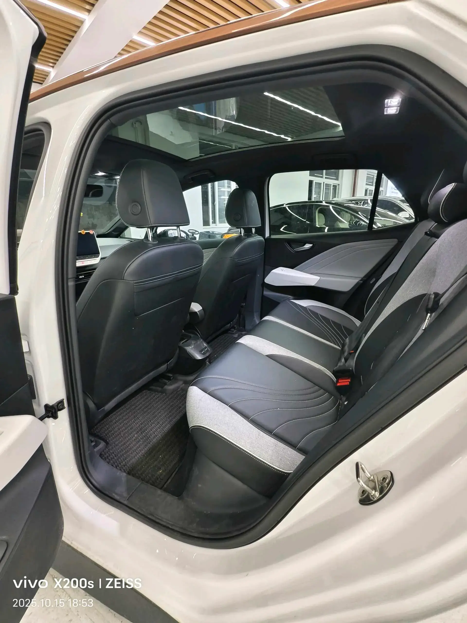 2024 VOLKSWAGEN ID.3 thumbnail 3