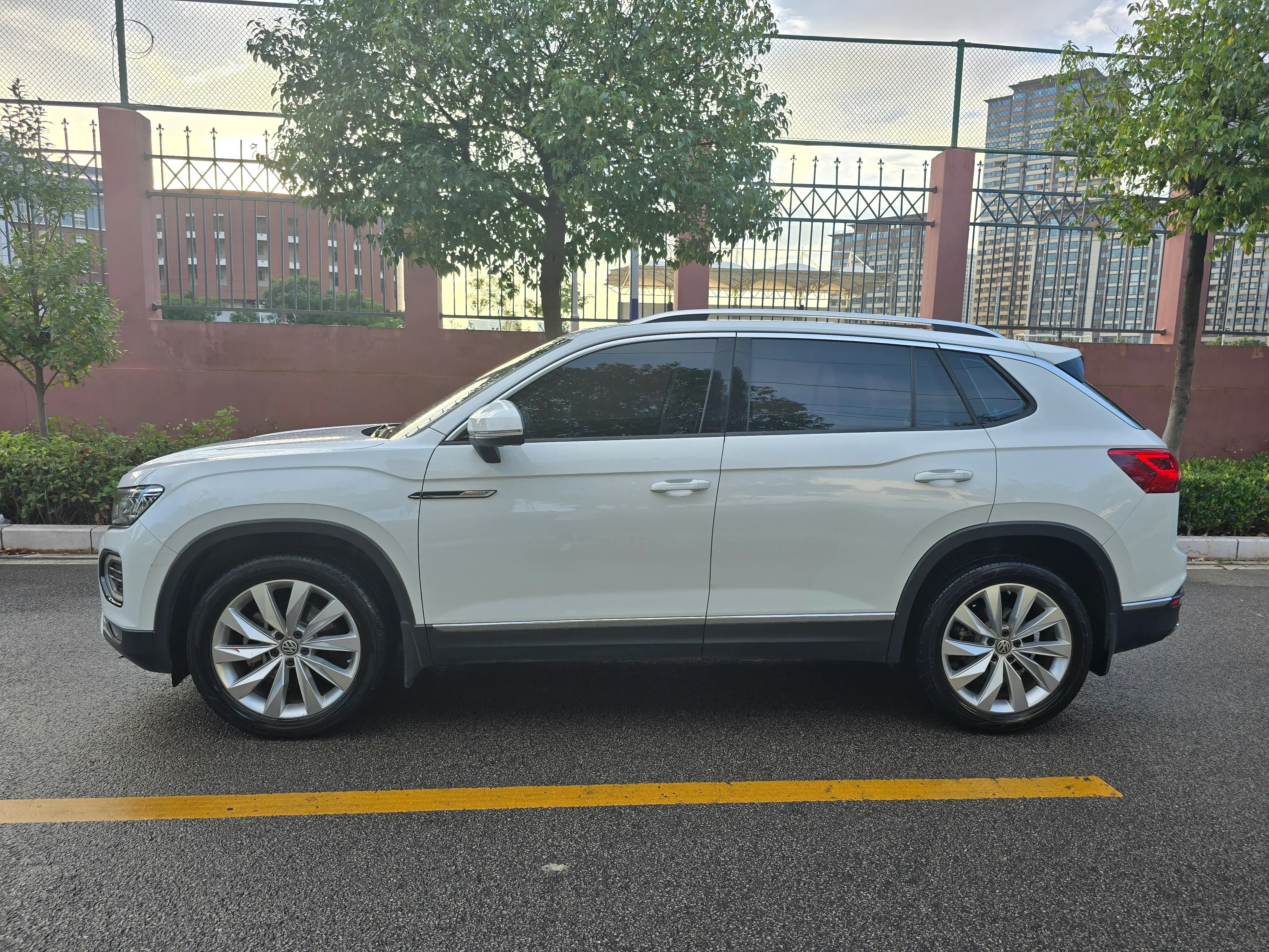 2020 VOLKSWAGEN TAYRON thumbnail 3