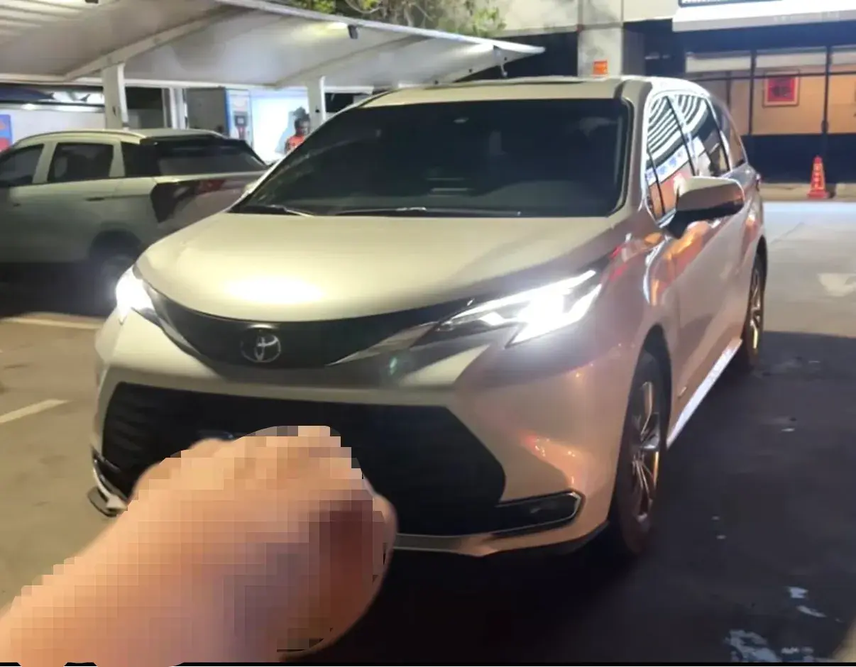 2023 TOYOTA SIENNA view 1