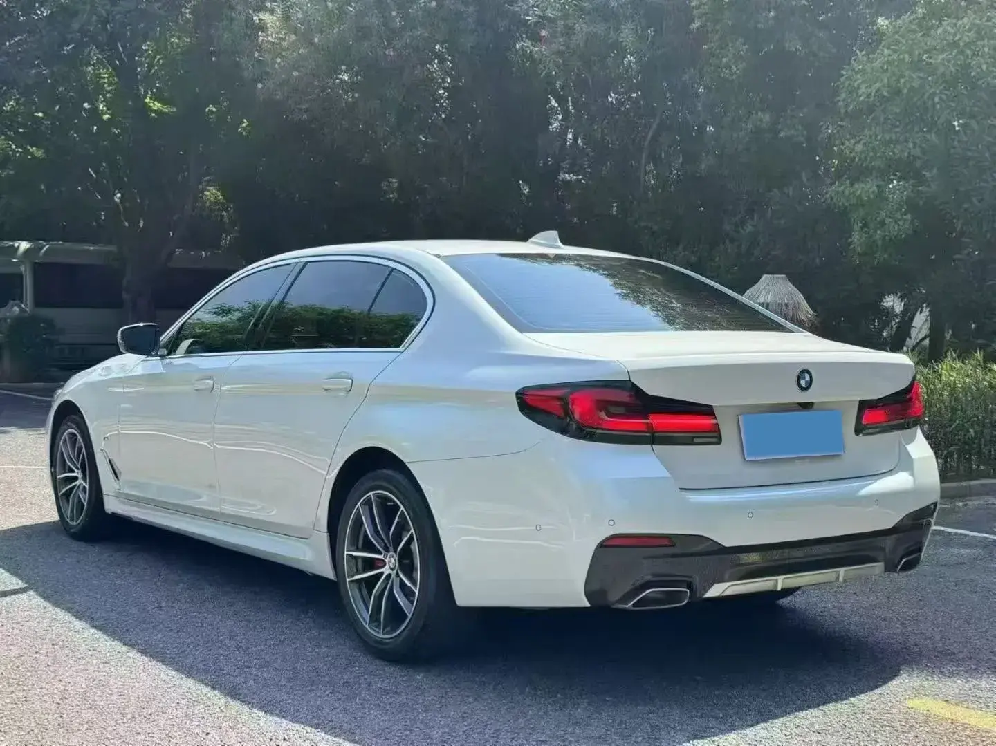 2022 BMW 5 thumbnail 3