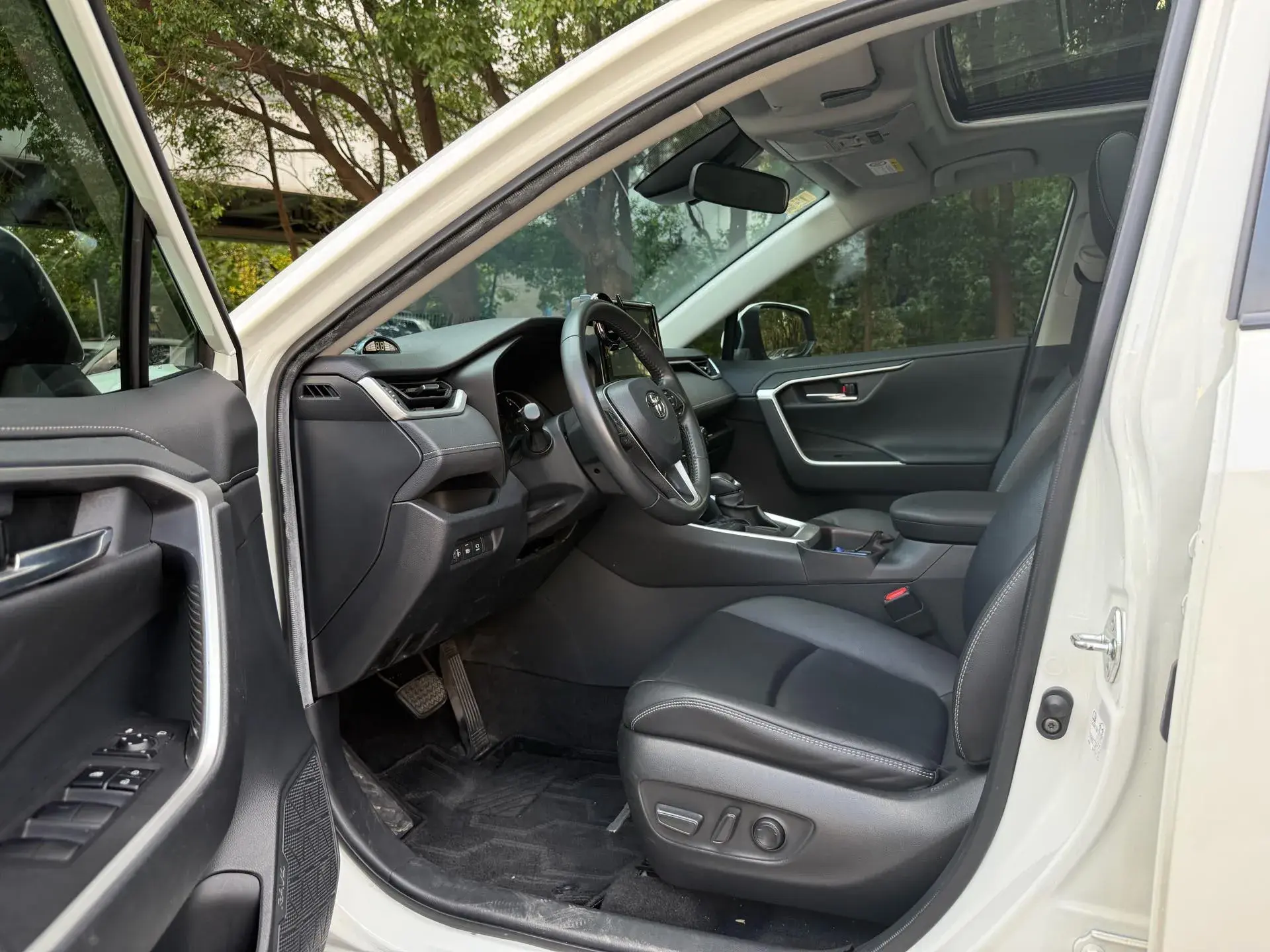 2020 TOYOTA RAV4 thumbnail 2