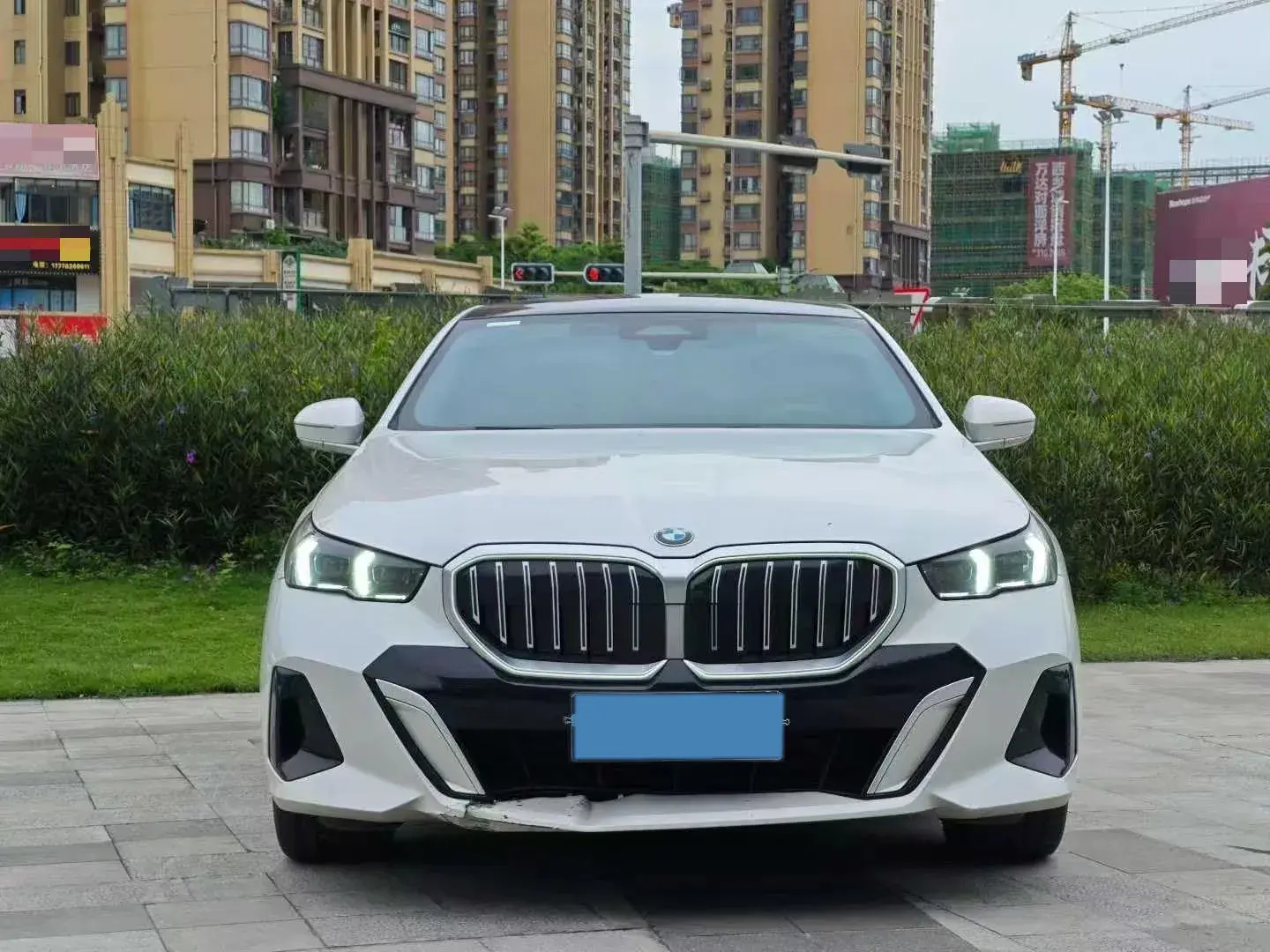 2024 BMW 5 thumbnail 2
