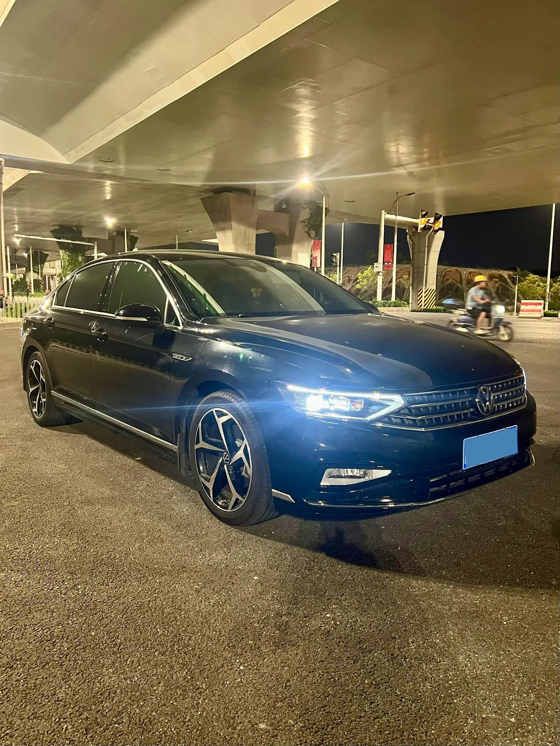 2023 VOLKSWAGEN MAGOTAN thumbnail 3