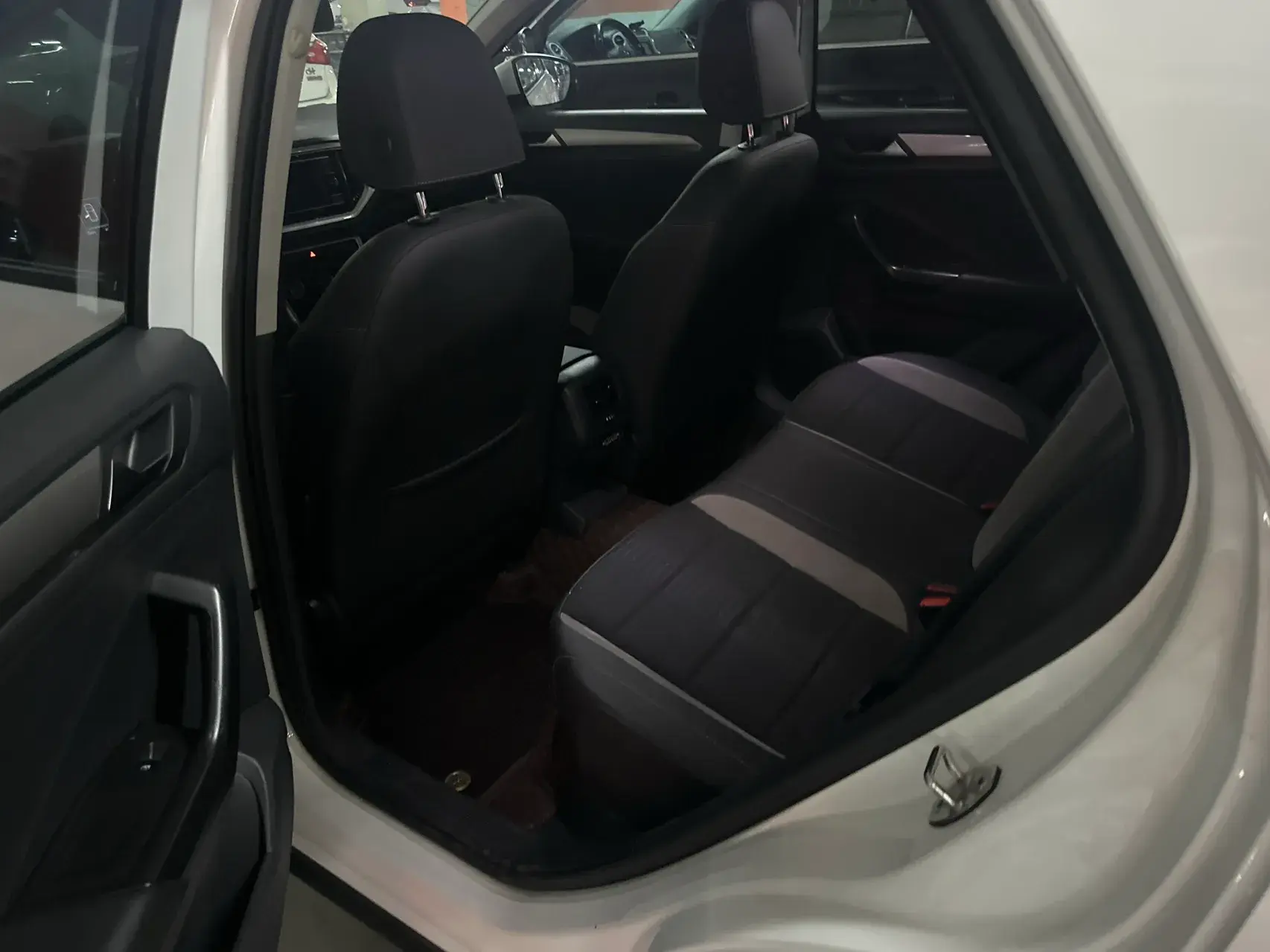 2020 VOLKSWAGEN T-ROC thumbnail 4