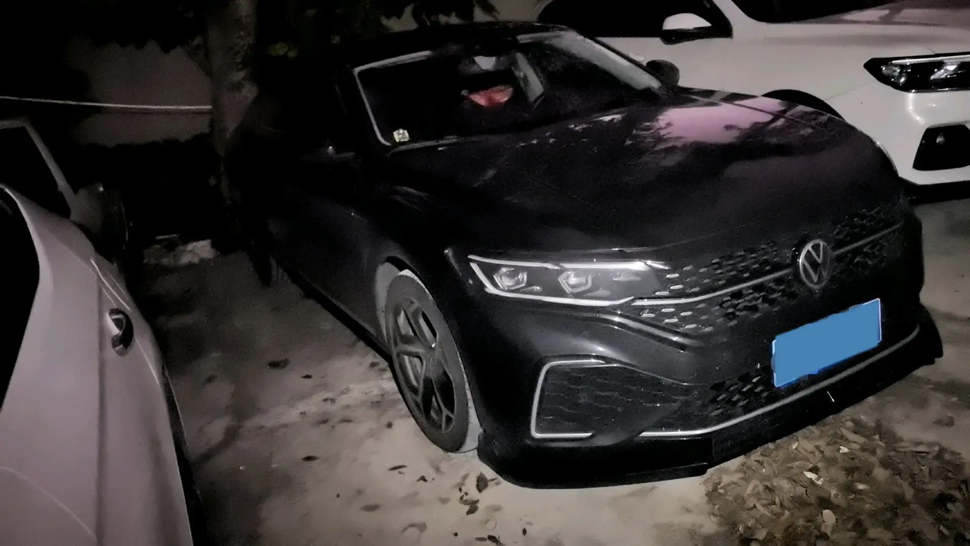 2023 VOLKSWAGEN PASSAT thumbnail 2