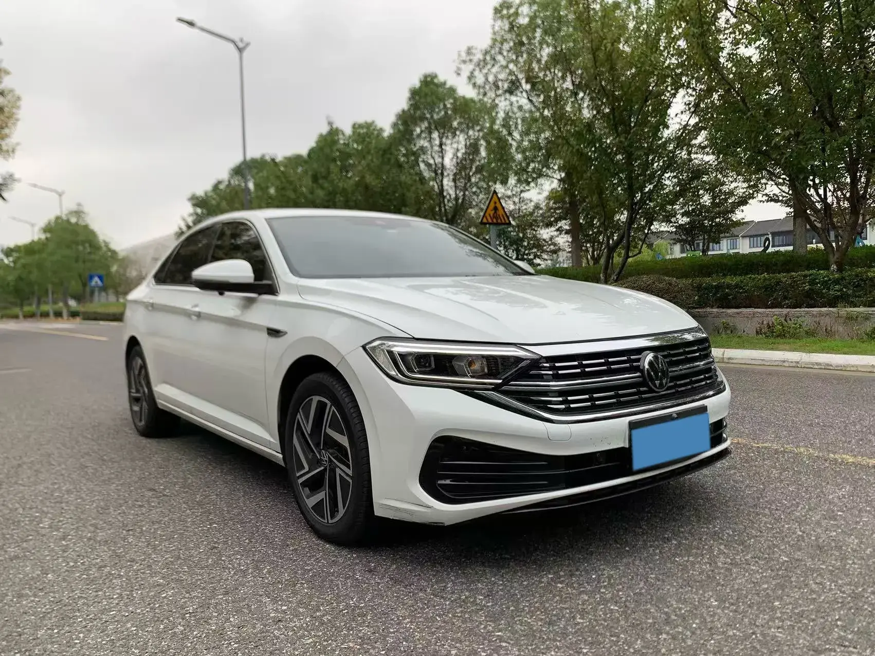 2024 VOLKSWAGEN SAGITAR thumbnail 3