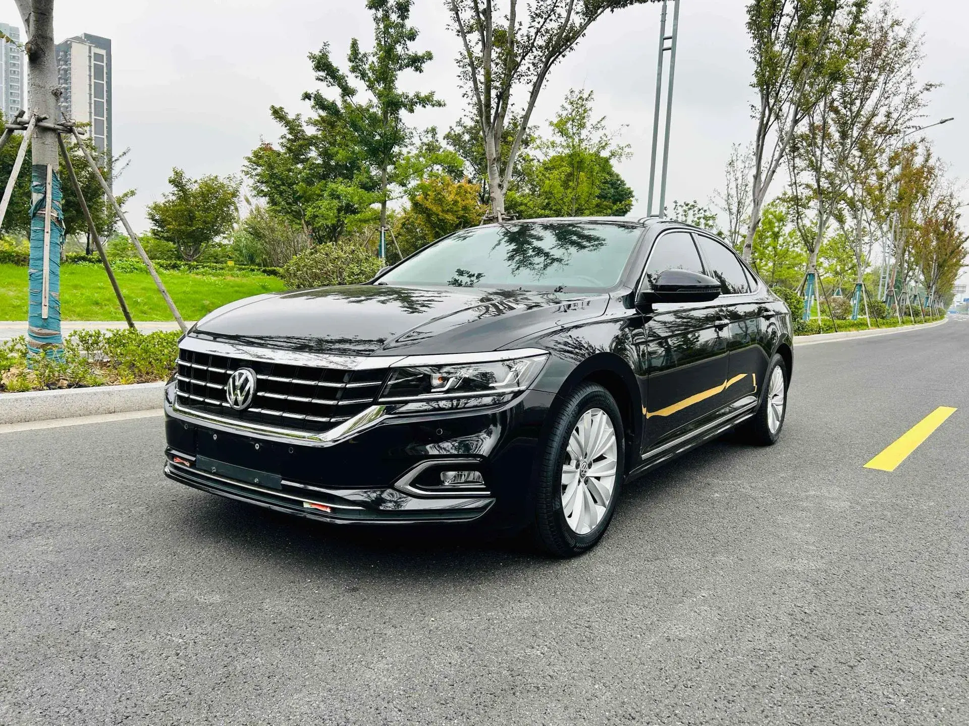 2019 VOLKSWAGEN PASSAT view 1