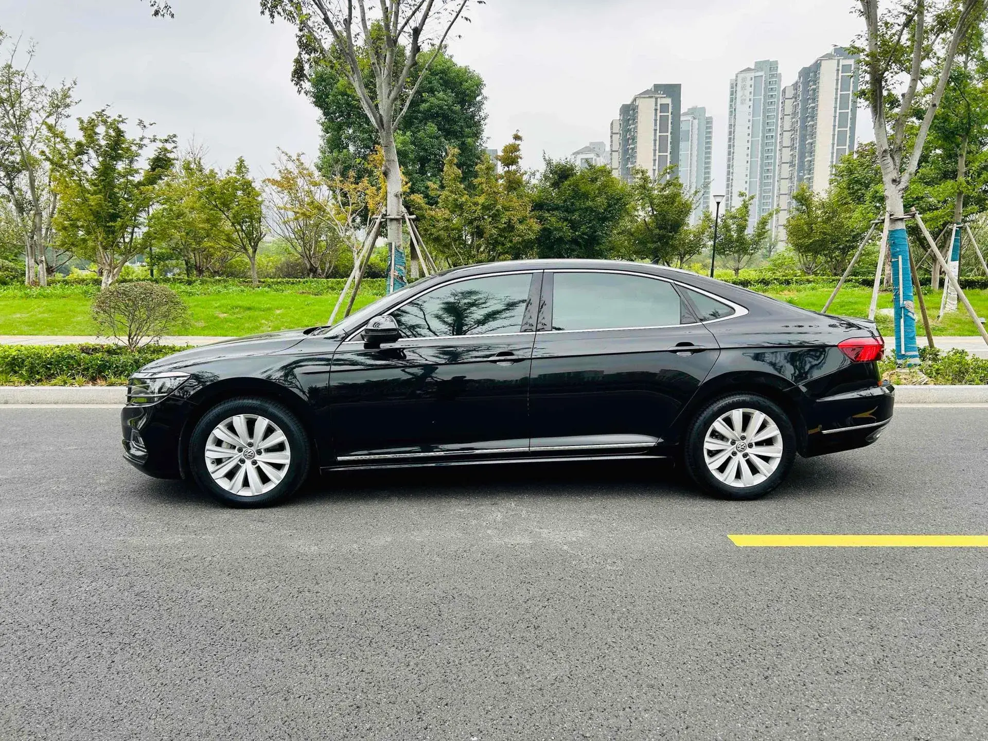 2019 VOLKSWAGEN PASSAT thumbnail 4