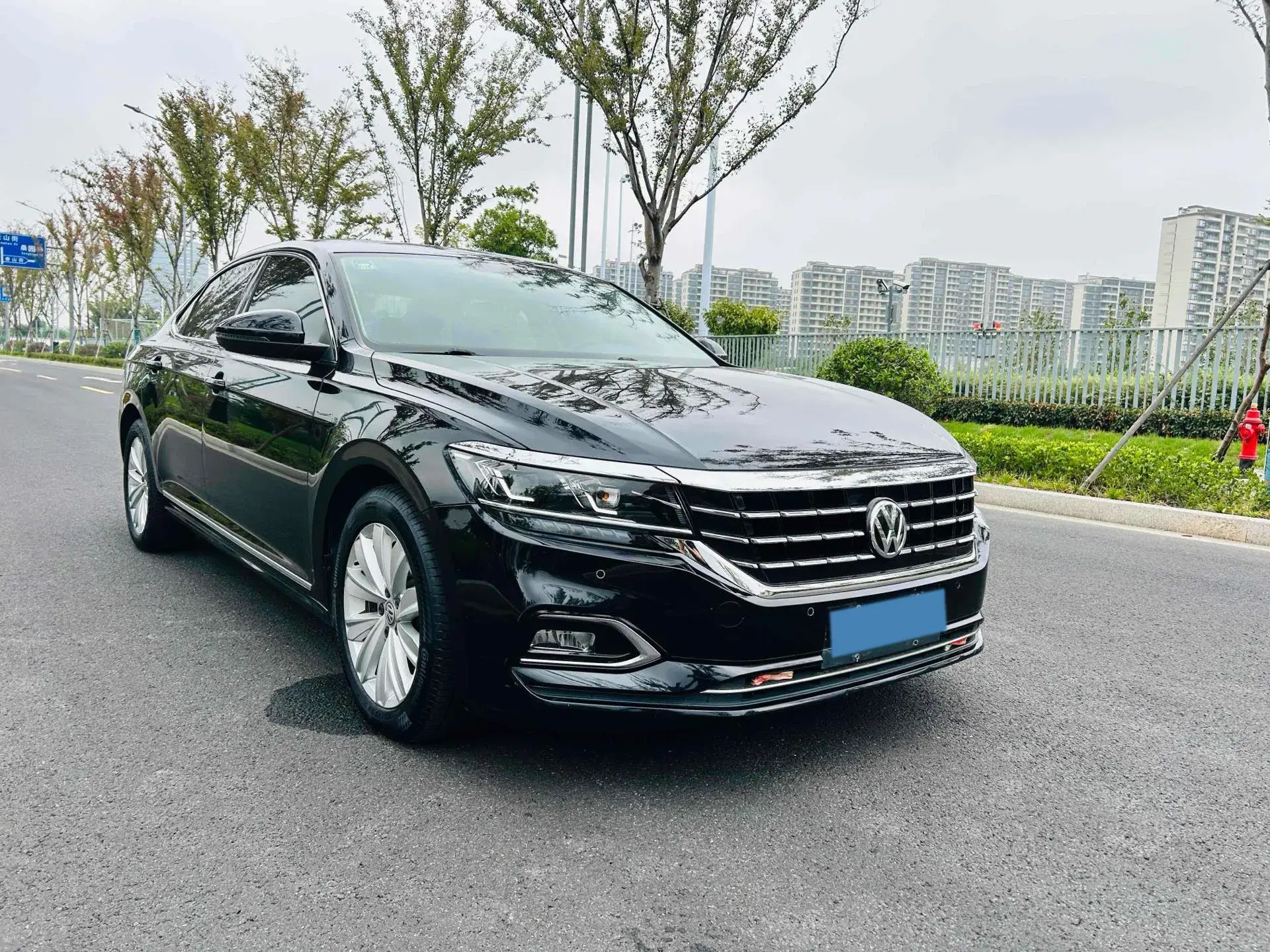 2019 VOLKSWAGEN PASSAT thumbnail 3