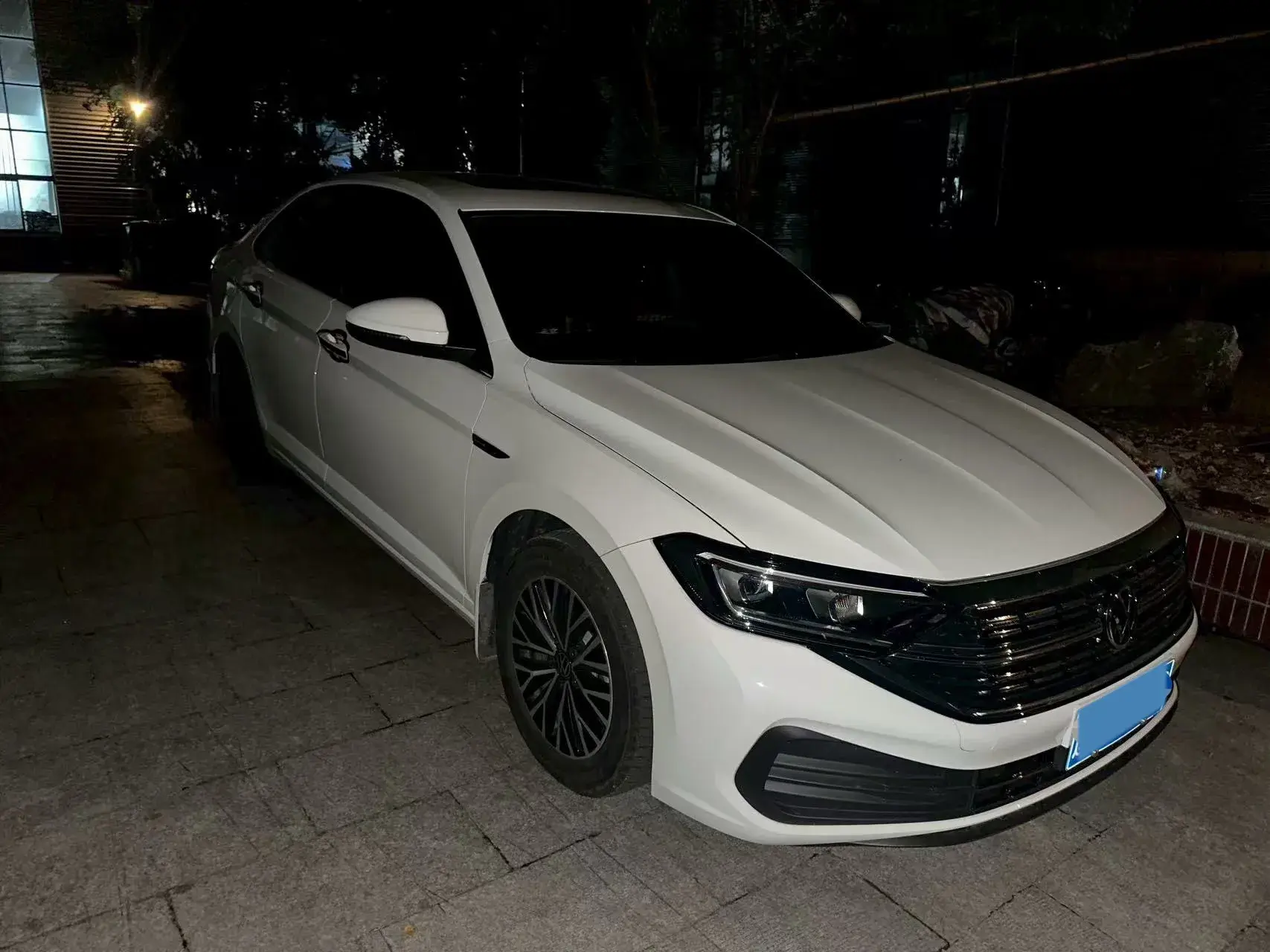 2024 VOLKSWAGEN SAGITAR thumbnail 2