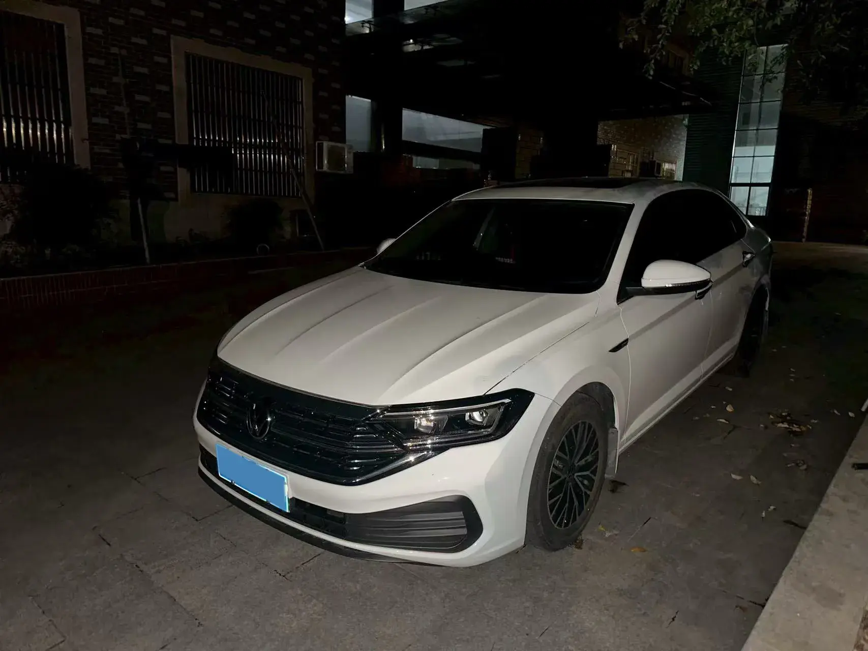 2024 VOLKSWAGEN SAGITAR view 1