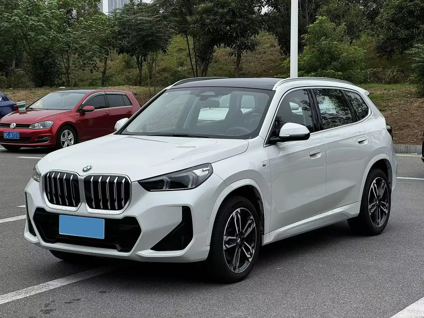 2024 BMW X1 view 1