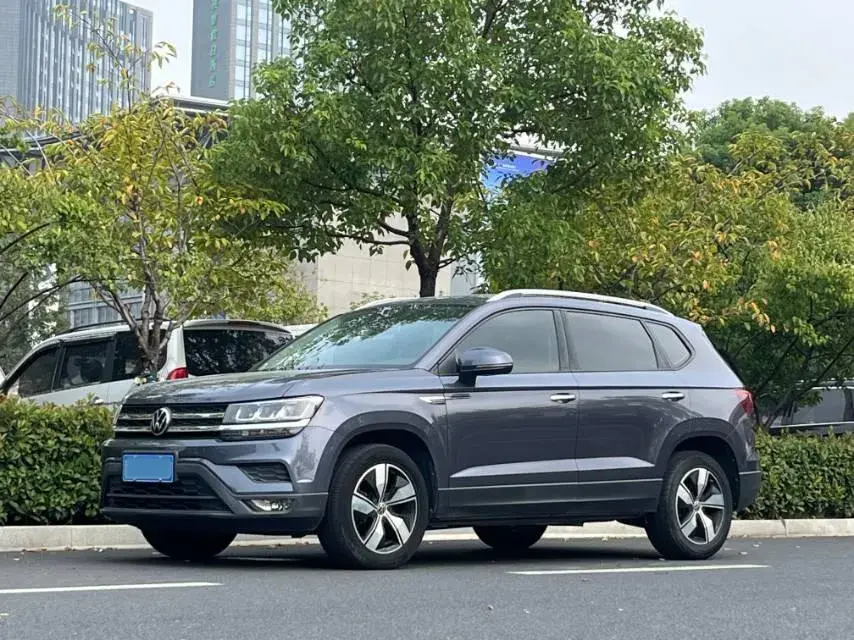 2021 VOLKSWAGEN THARU view 1