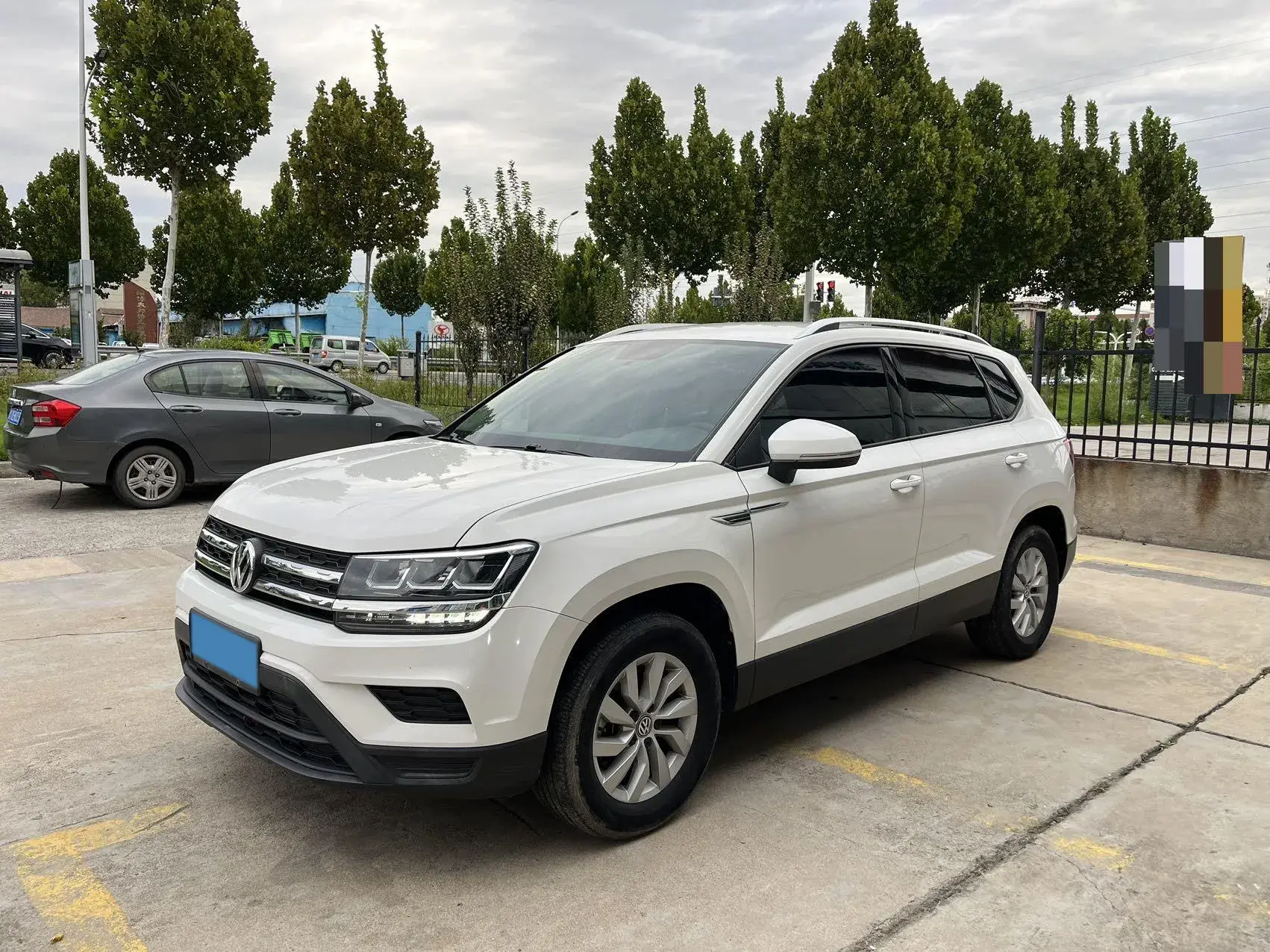 2019 VOLKSWAGEN THARU view 1