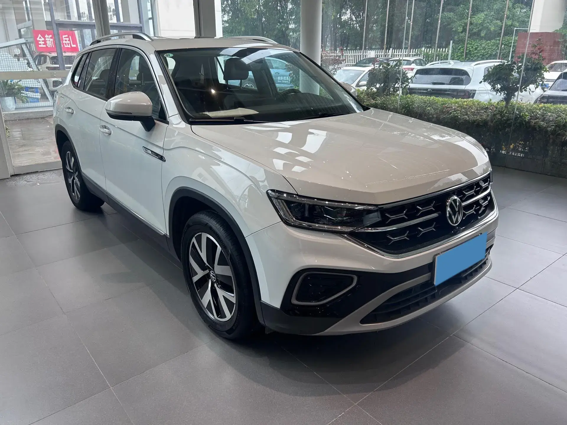 2023 VOLKSWAGEN TAYRON thumbnail 3