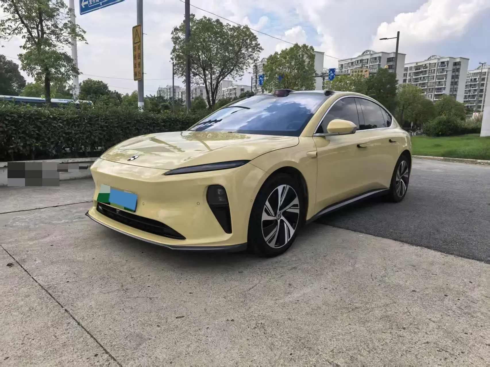 2022 NIO ET5 view 1