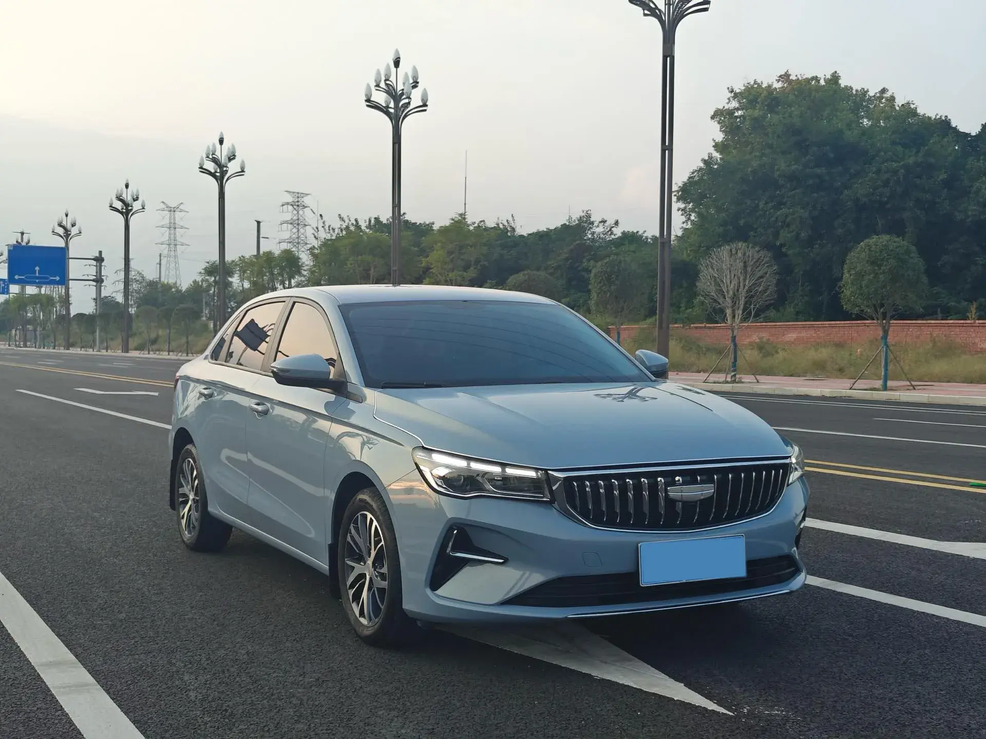 2025 GEELY EMGRAND thumbnail 3