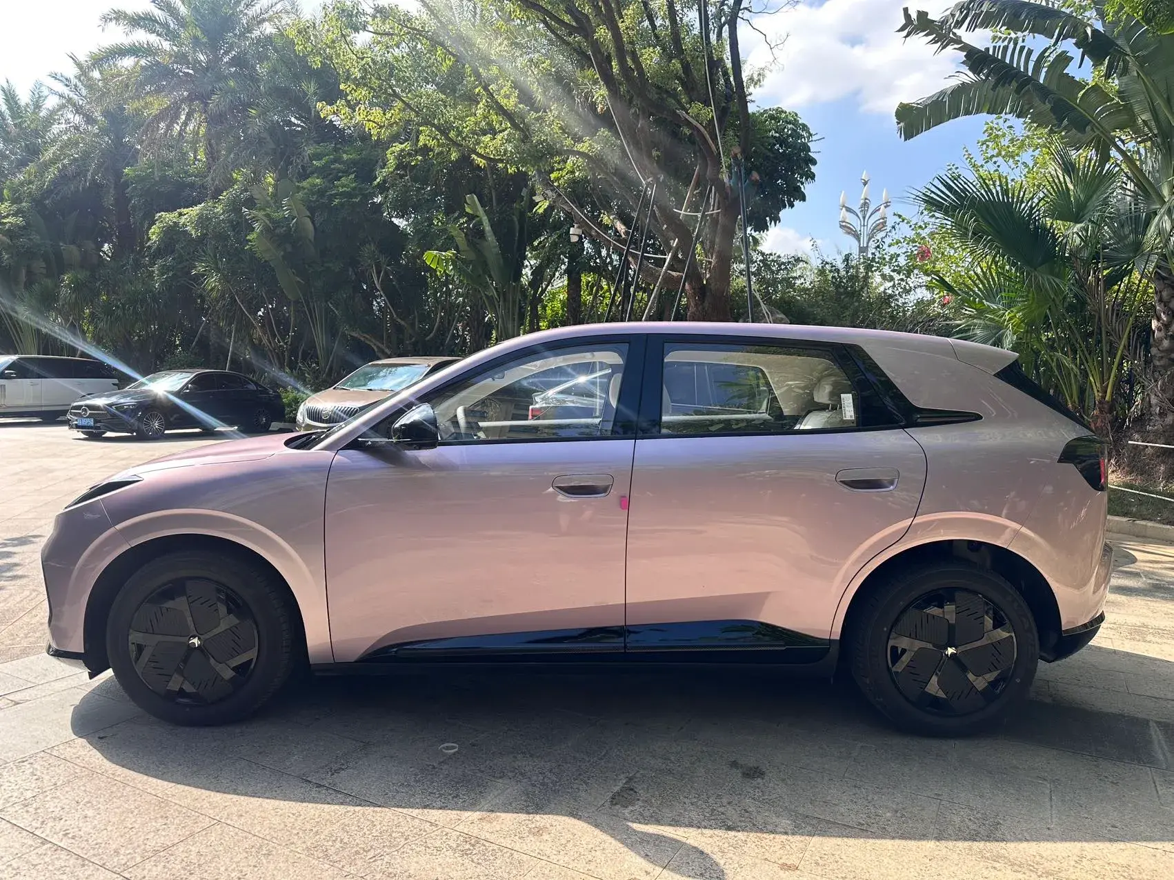 2025 ARCFOX T1 thumbnail 3