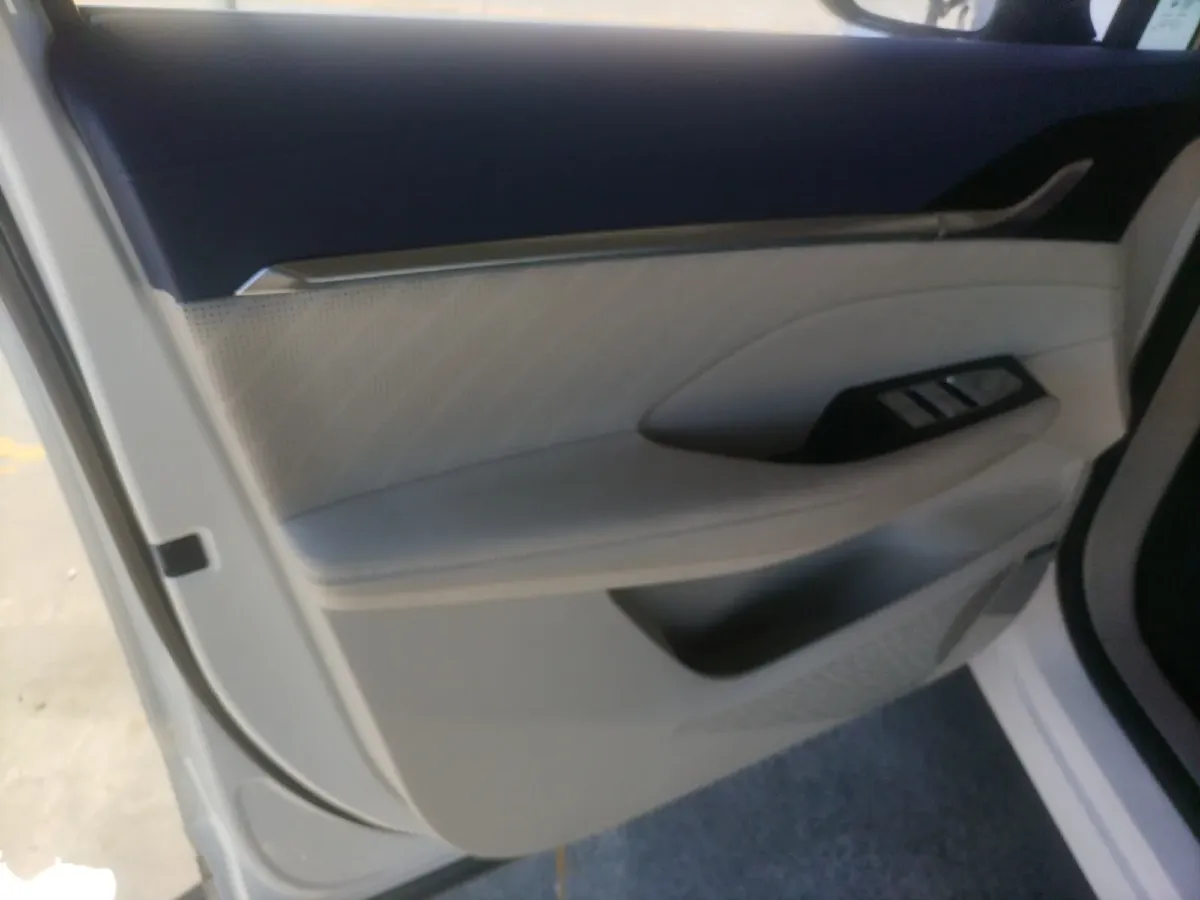 2022 Roewe Whale 2.0T 231HP L4 8AT,autocango,china used car exporter,china ev exporter,chinese used car exporter,chinese used ev exporter