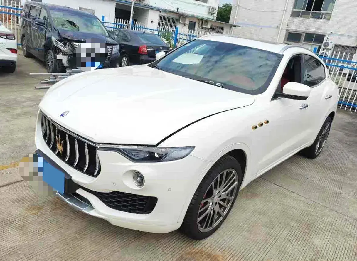 2018 MASERATI LEVANTE view 1