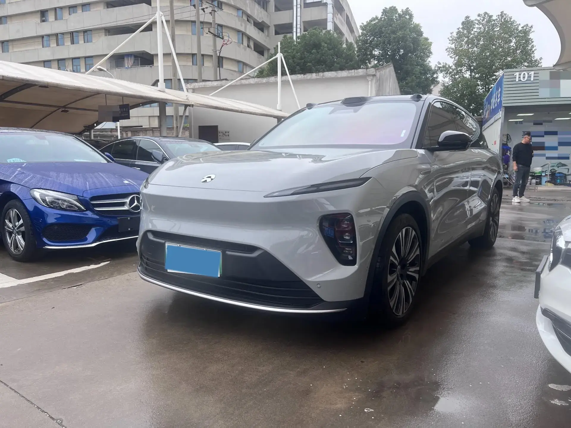 2024 NIO ES8 view 1