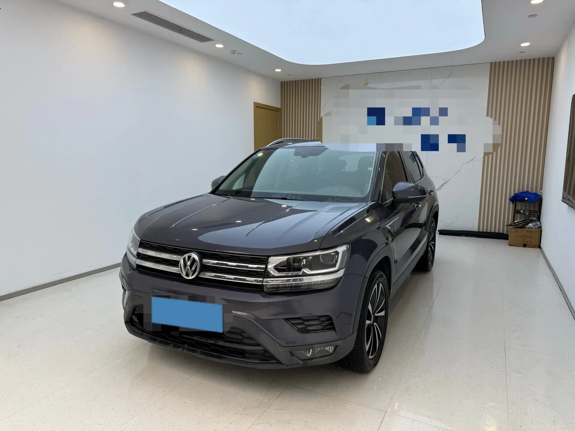 2019 VOLKSWAGEN THARU view 1