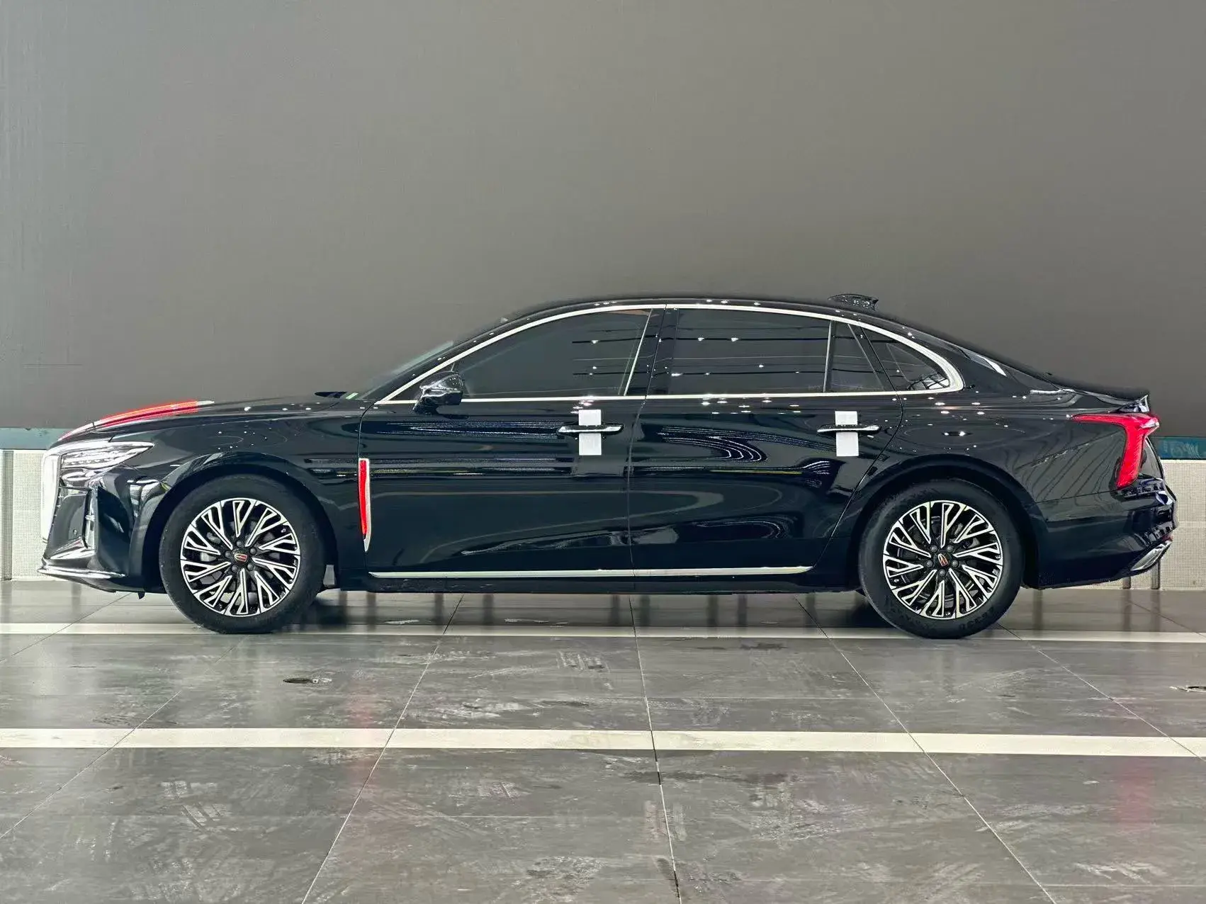 2023 HONGQI H5 thumbnail 3