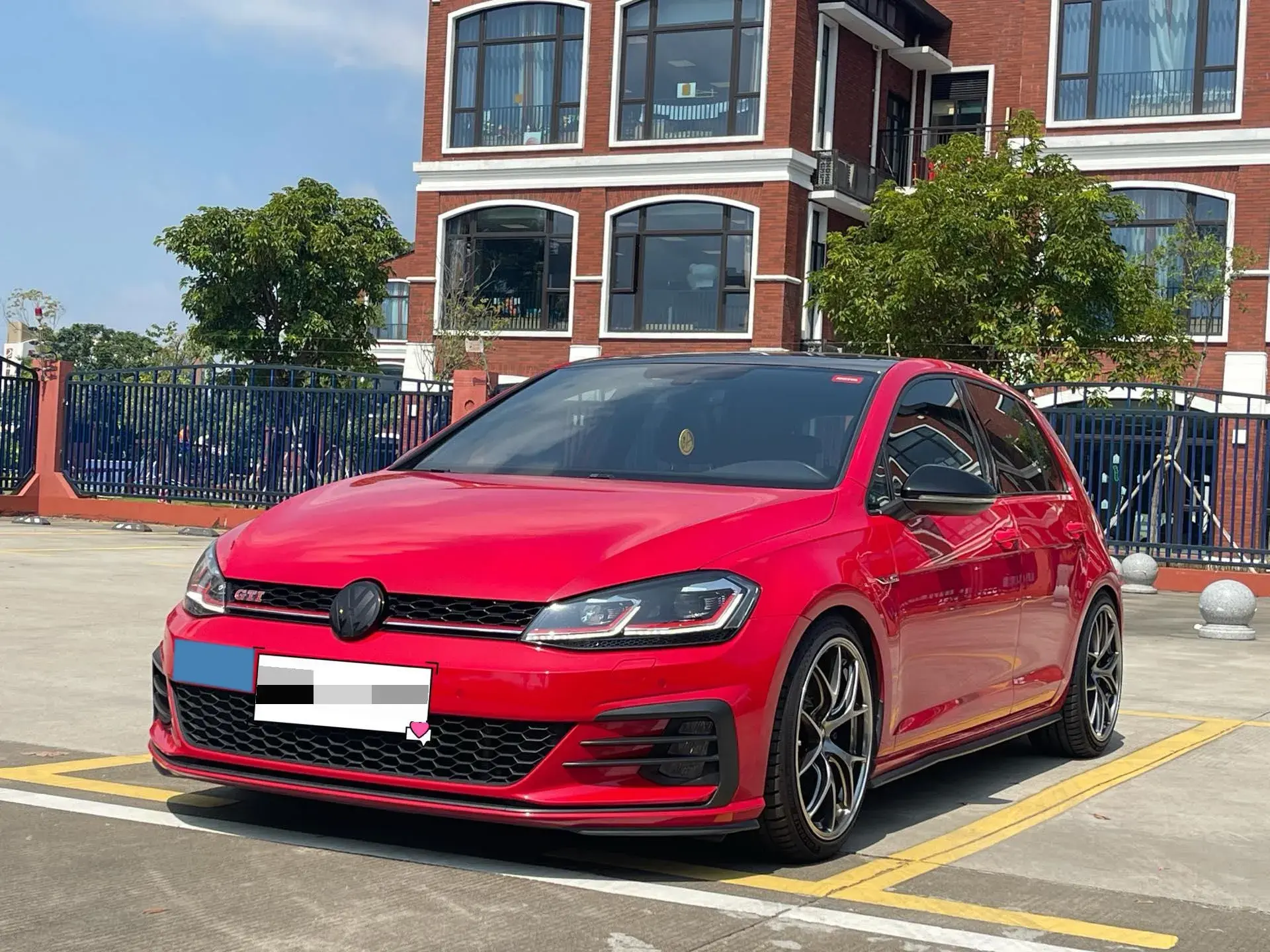 2019 VOLKSWAGEN GOLFGTI view 1