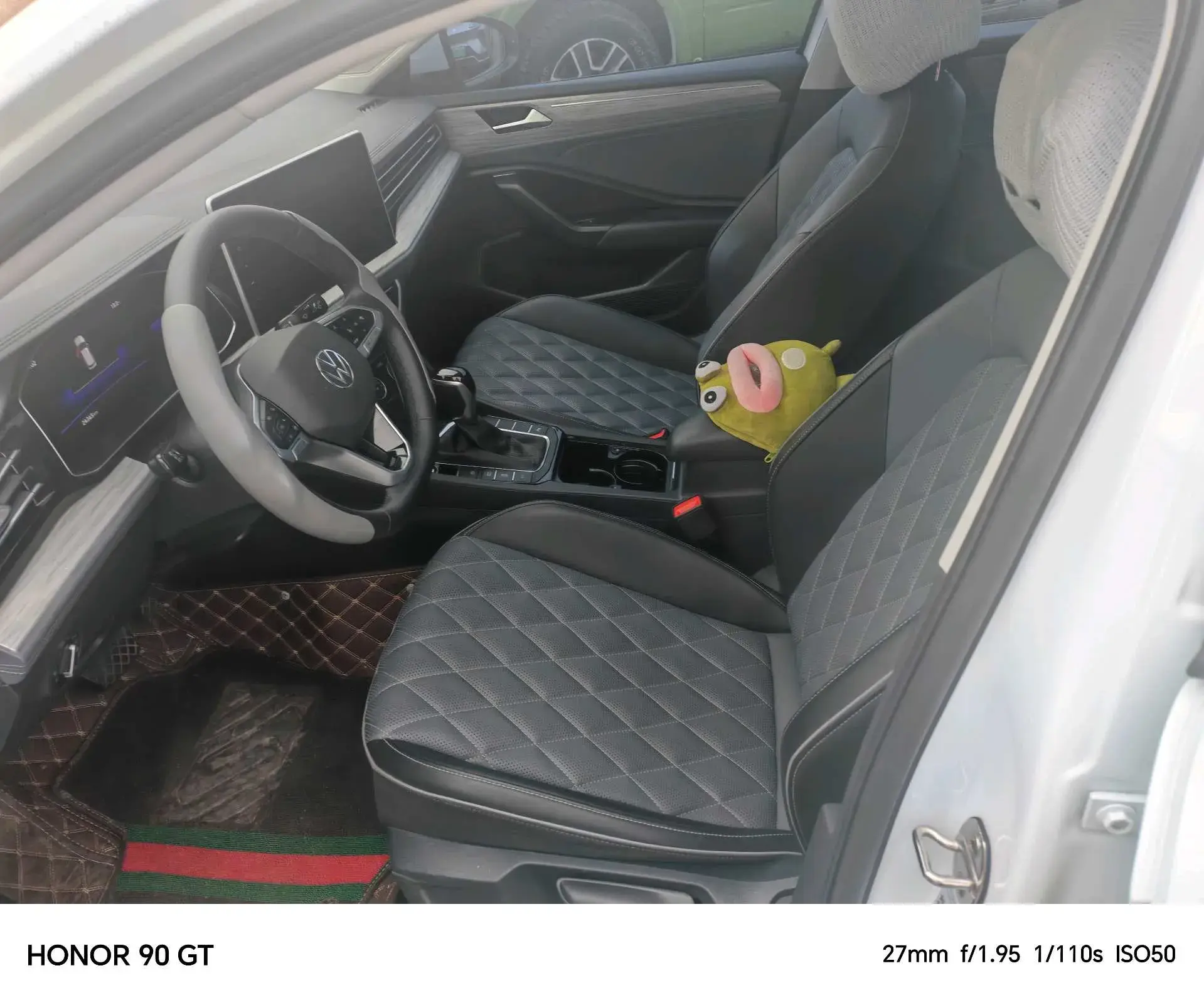 2023 VOLKSWAGEN SAGITAR thumbnail 3